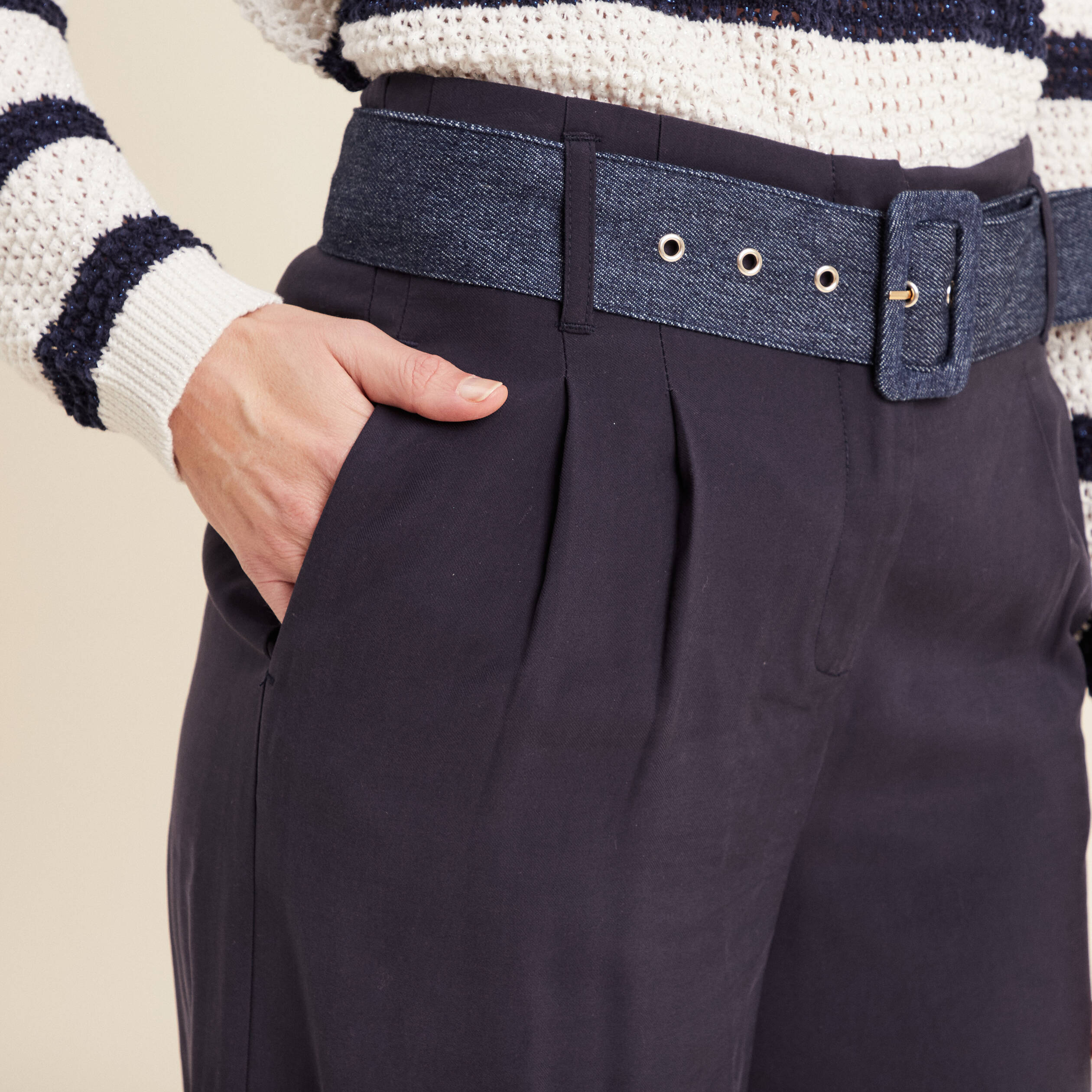 Pantalon large ceinturé bleu foncé femme