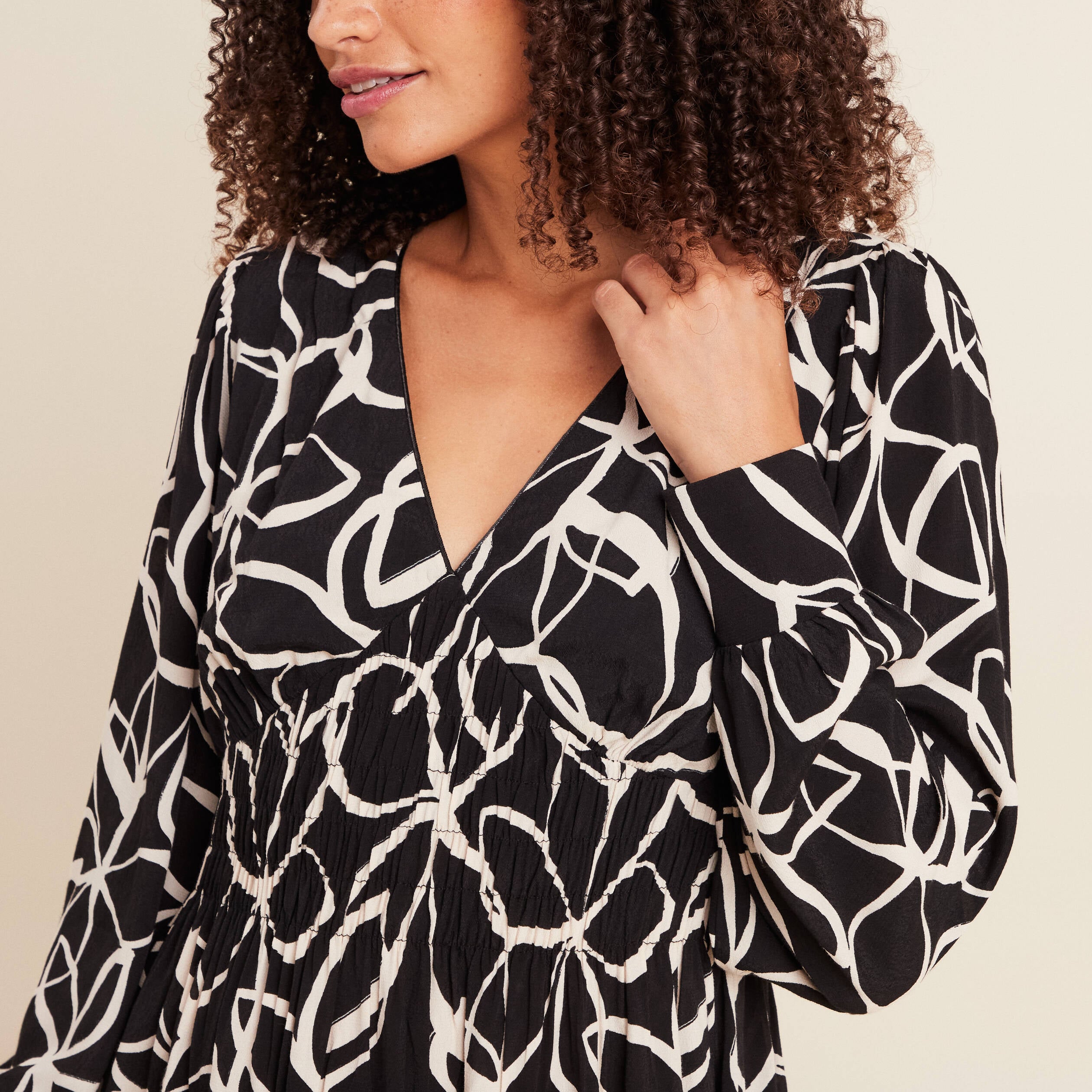 Robe courte &eacute;vas&eacute;e col v manches longues noir femme