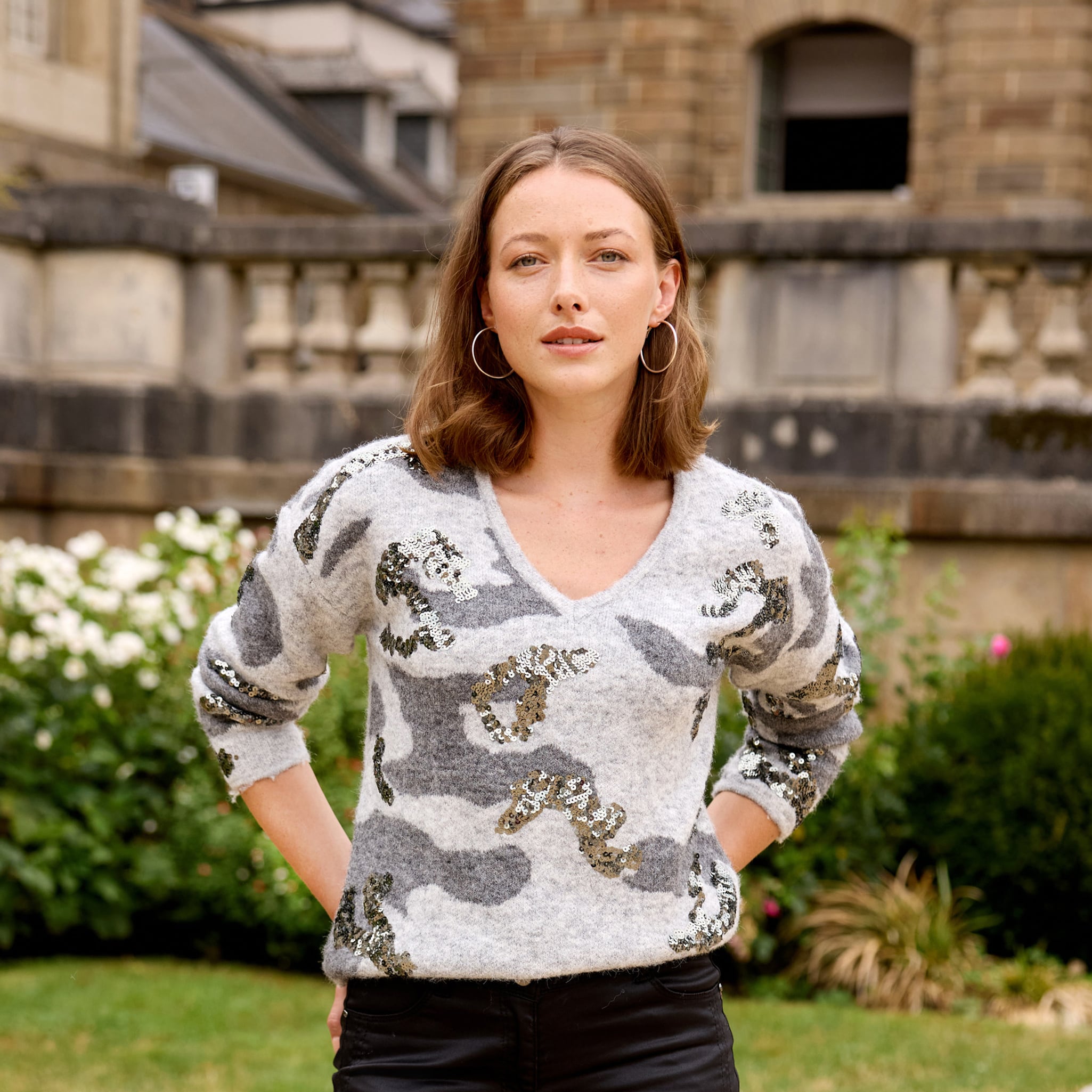 Pull col v &agrave; sequins gris femme