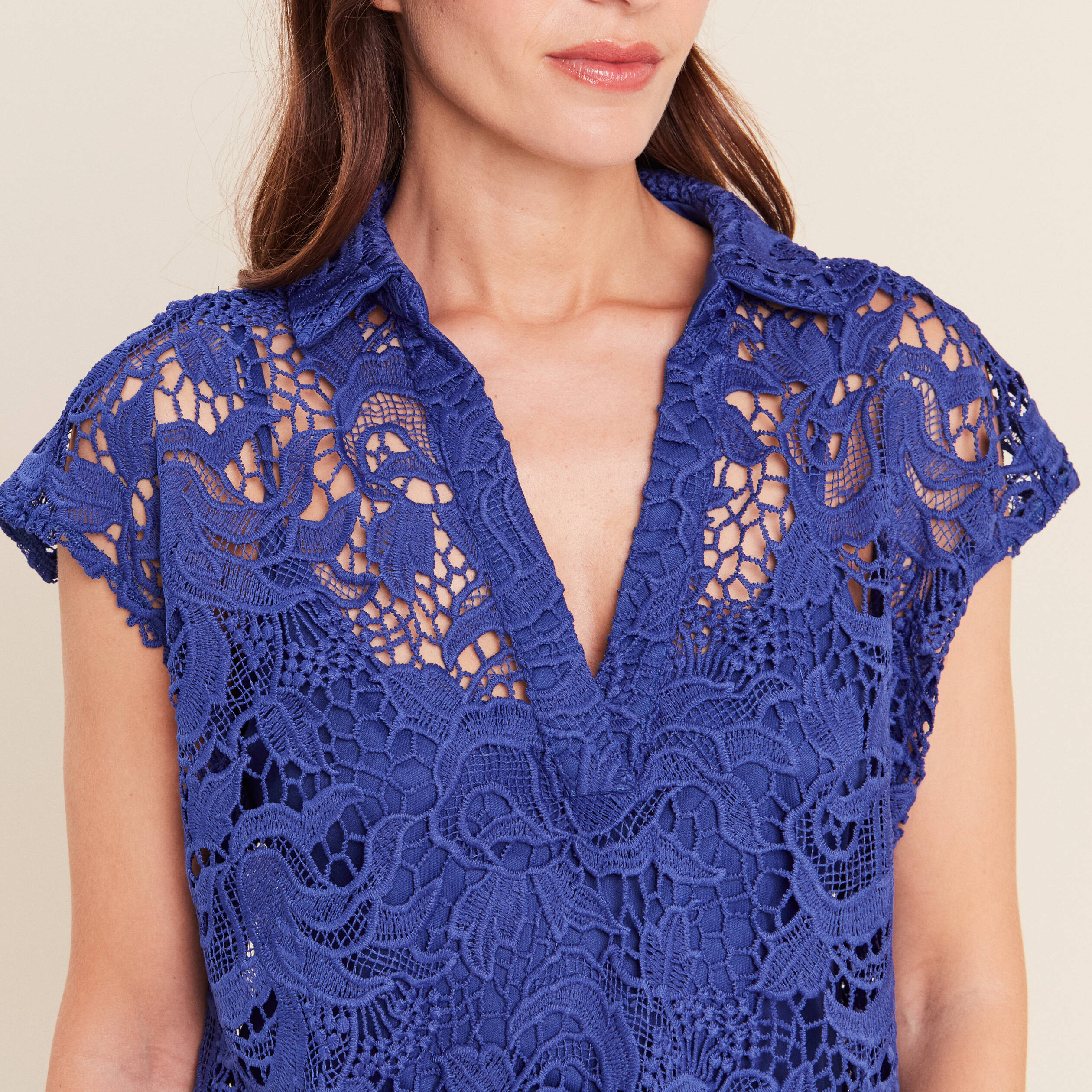 Blouse manches courtes aspect dentelle bleu fonc&eacute; femme