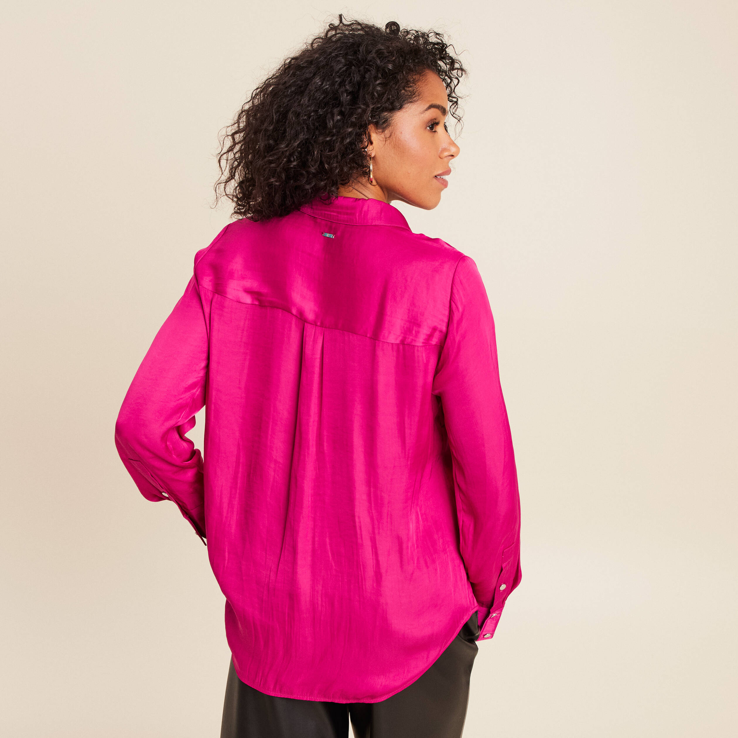 Chemise satin&eacute;e manches longues rose fushia femme