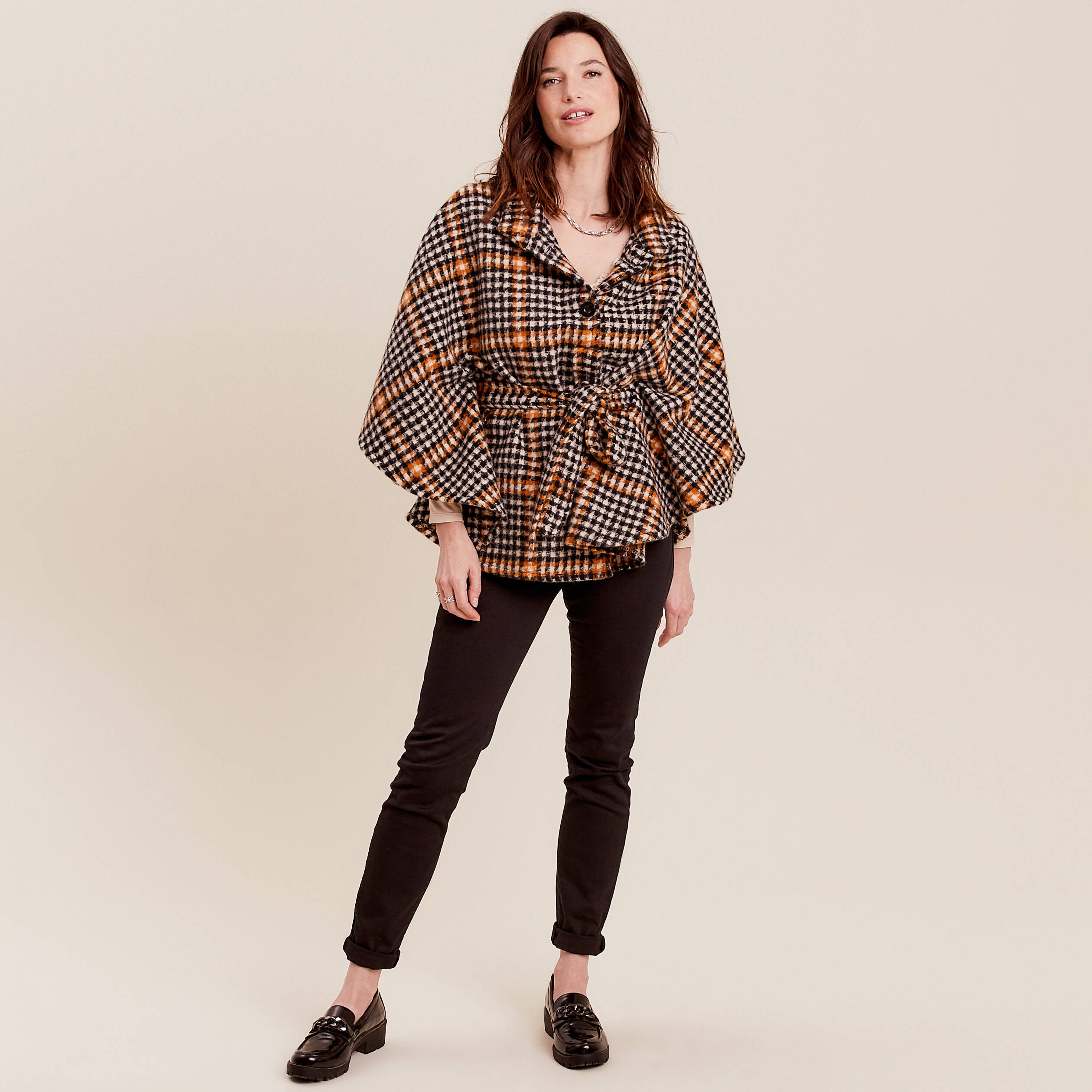 Poncho ceinturé boutonné noir femme