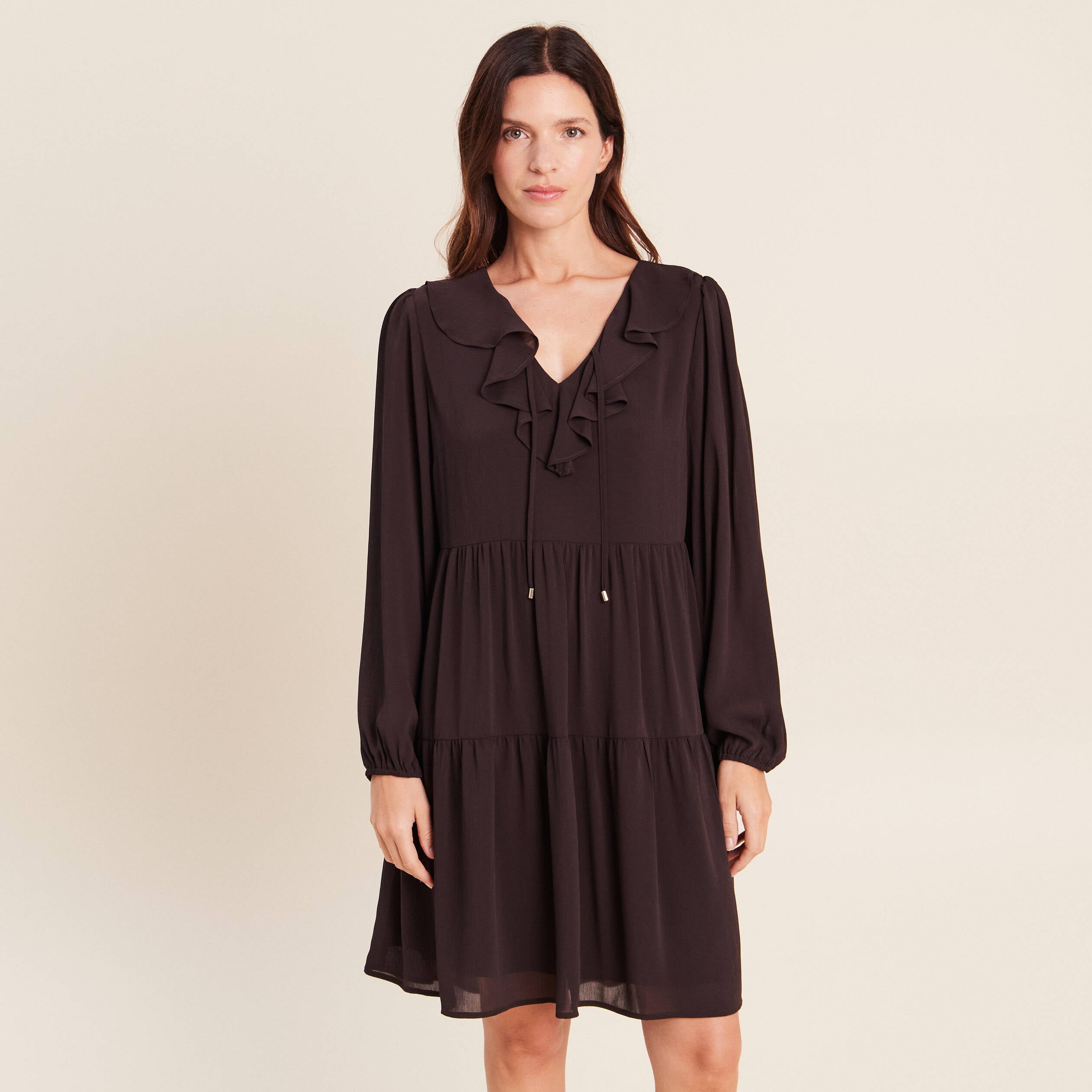 Robe courte &eacute;vas&eacute;e col v manches longues marron fonc&eacute; femme