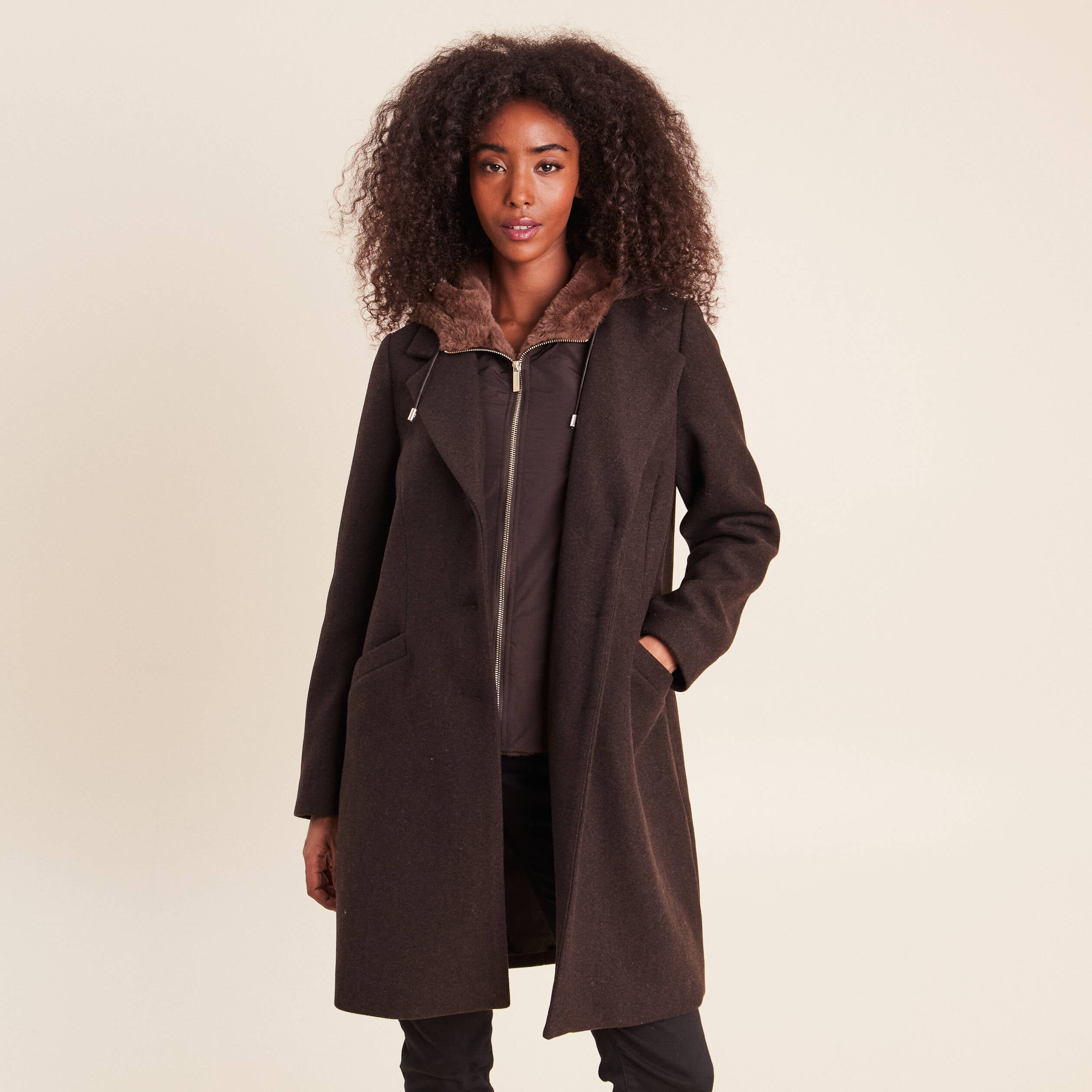 Manteau ajust&eacute; capuche amovible marron fonc&eacute; femme