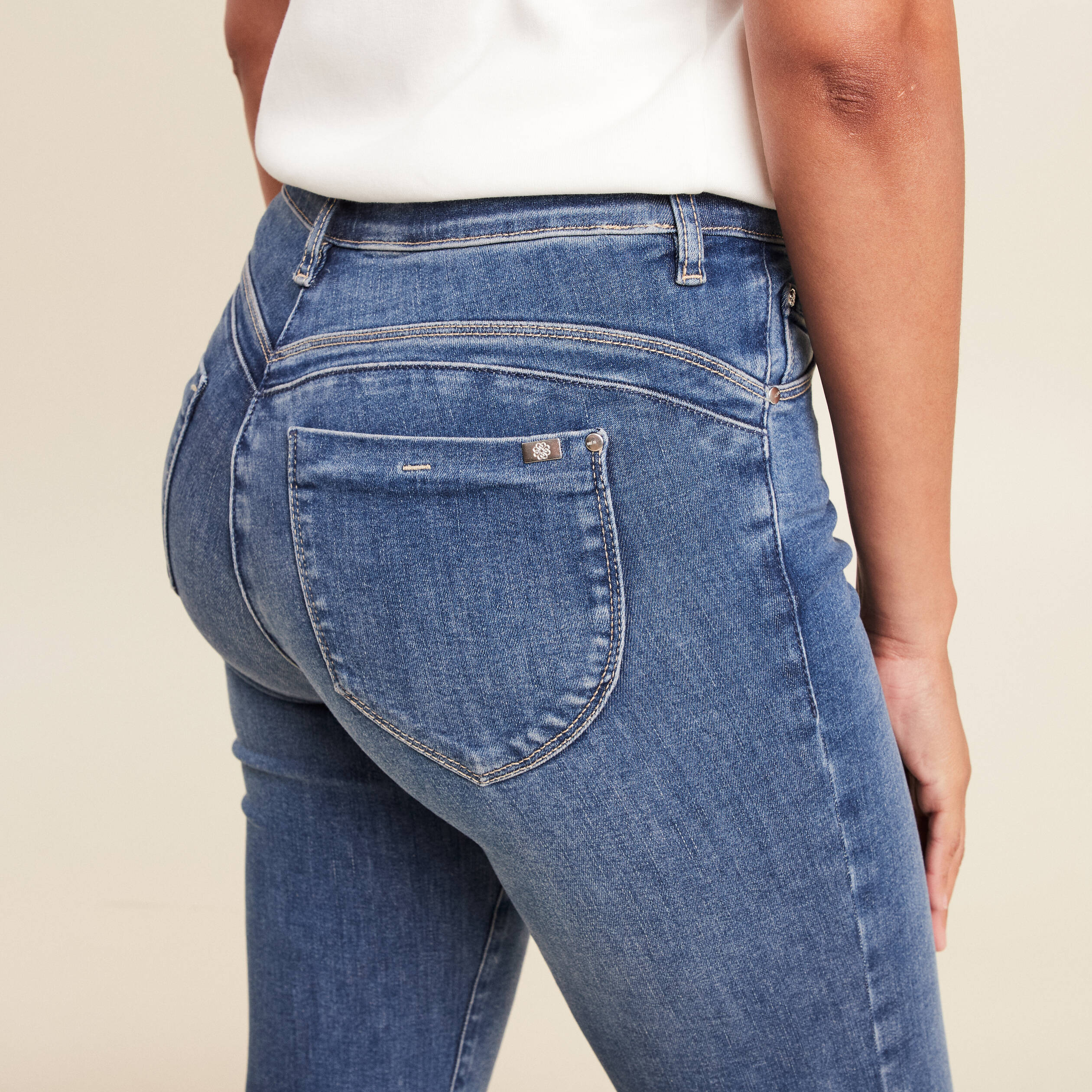 jean magique ajuste taille standard denim double stone femme Jean magique ajusté taille standard denim double stone femme