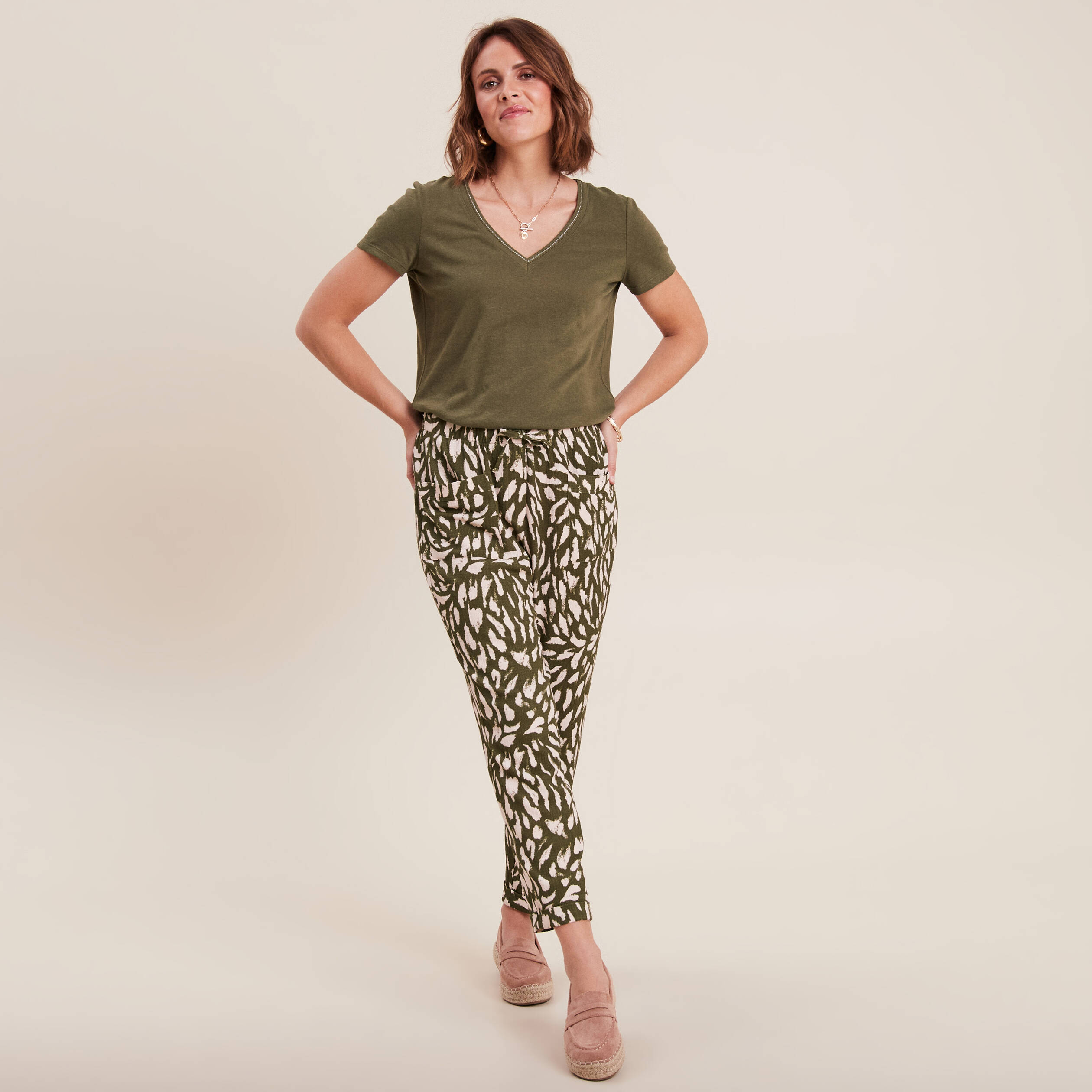 T-shirt manches courtes col en V vert olive femme