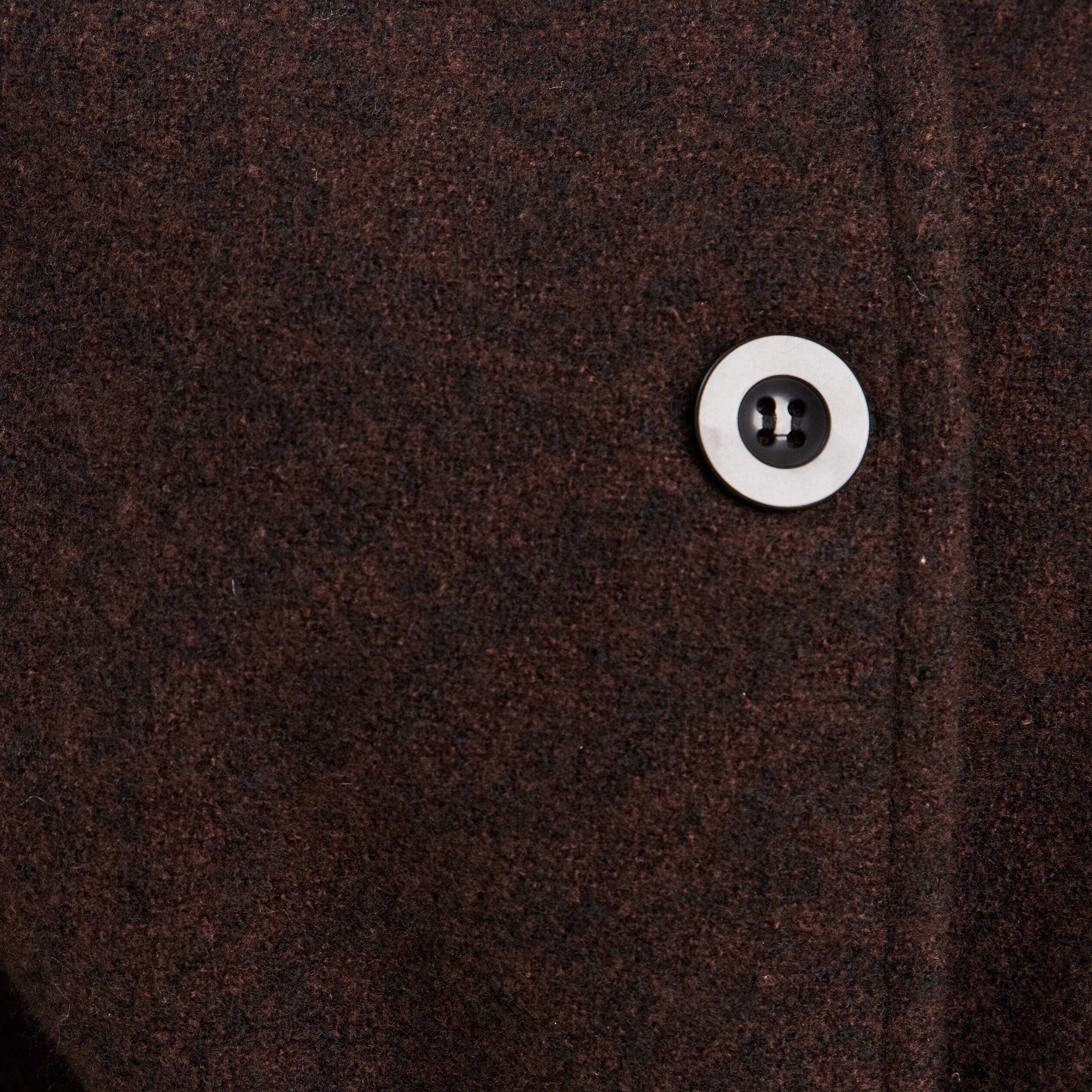 Poncho ceintur&eacute; en polyester recycl&eacute; marron fonc&eacute; femme