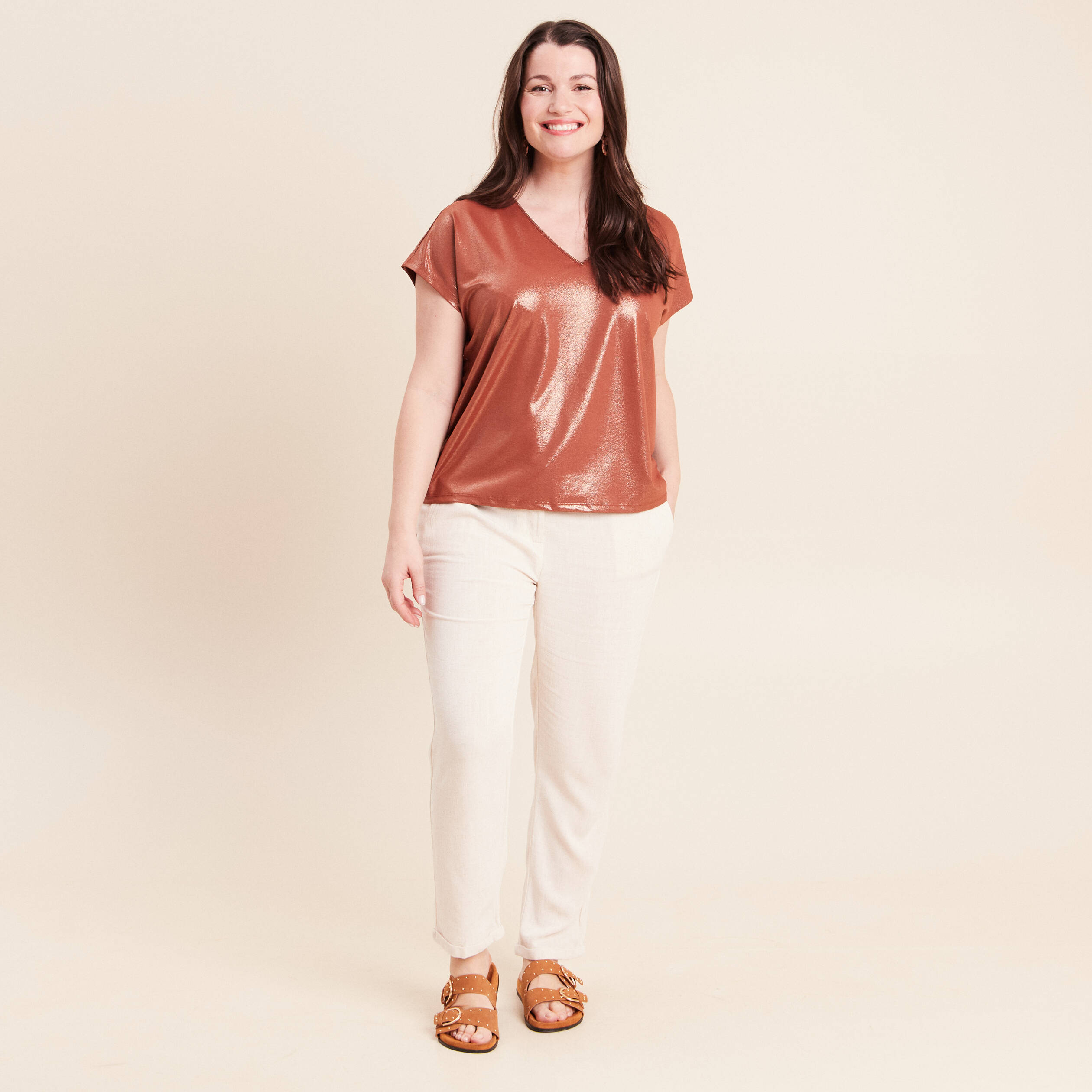 T-shirt col V manches courtes marron fonc&eacute; femme