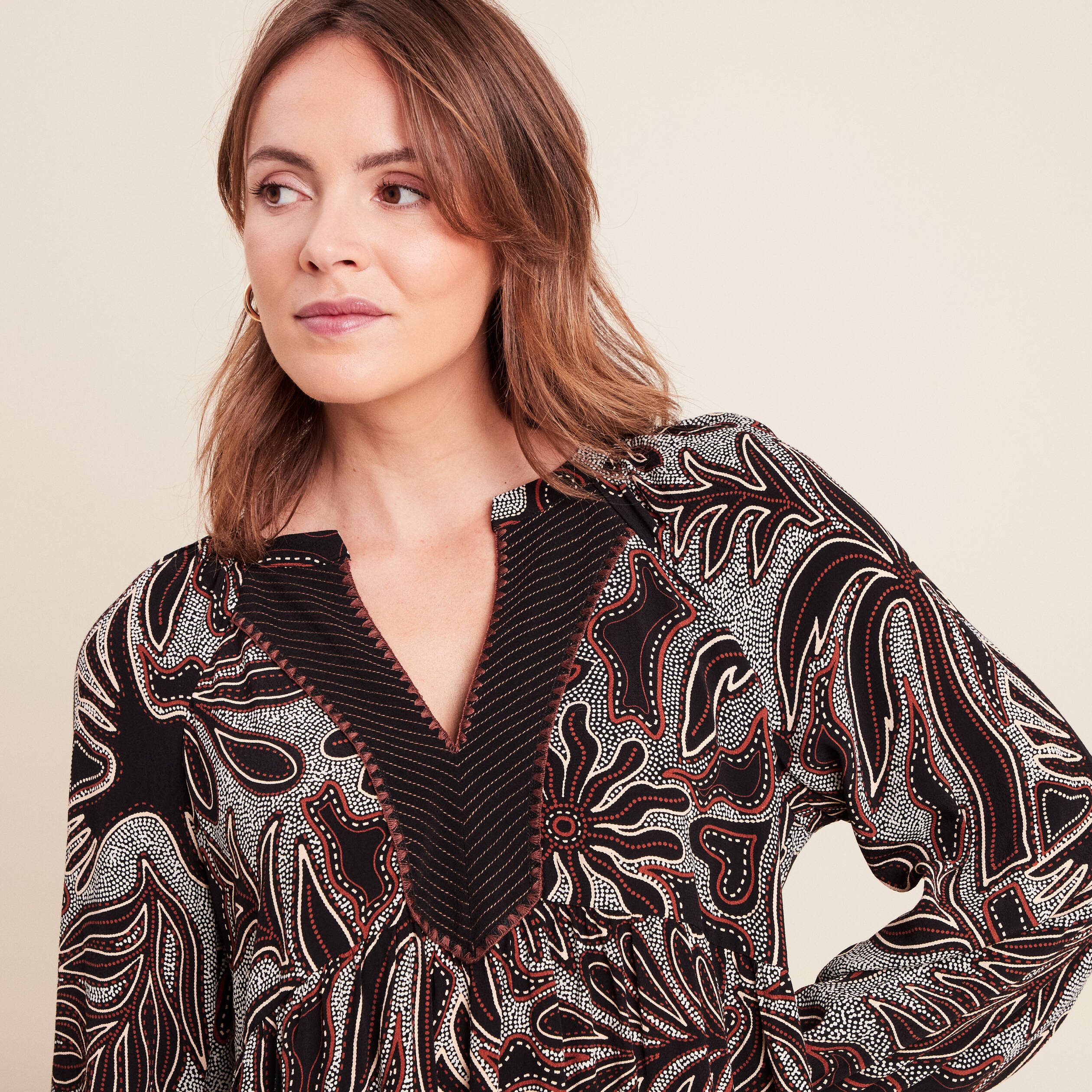 Robe fluide col v manches longues noir femme