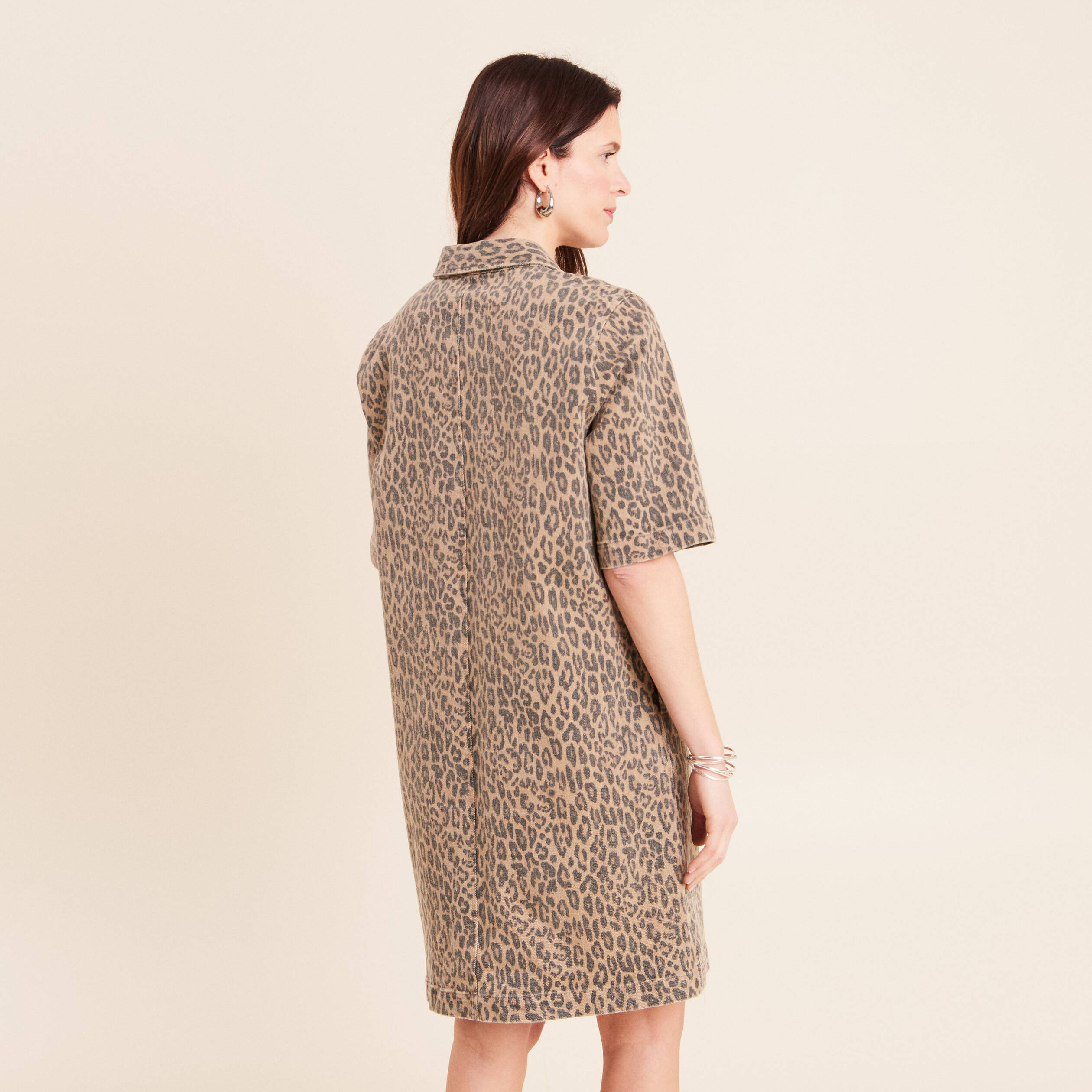 Robe courte droite imprim&eacute;e l&eacute;opard marron femme