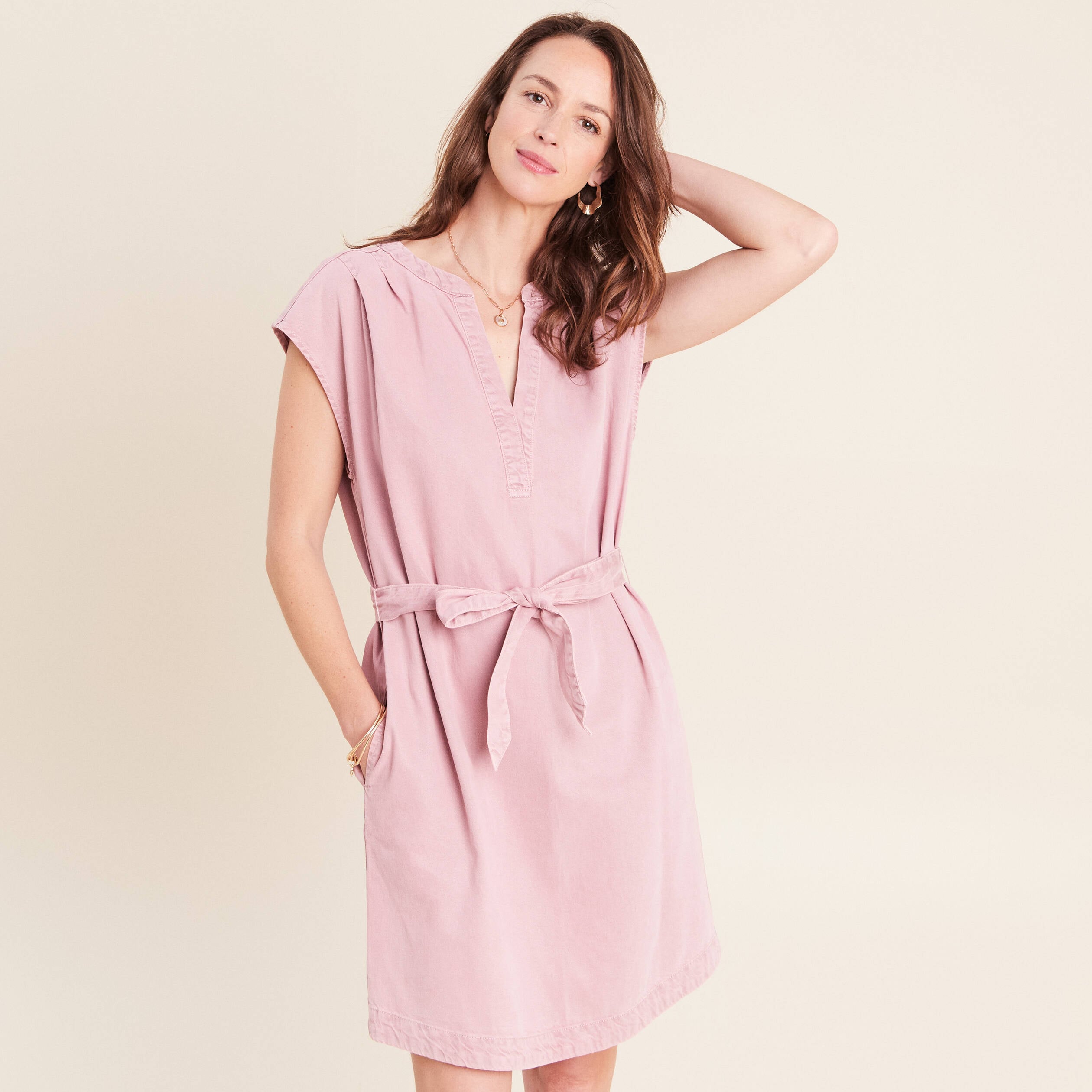 Robe courte ceintur&eacute;e col tunisien rose femme