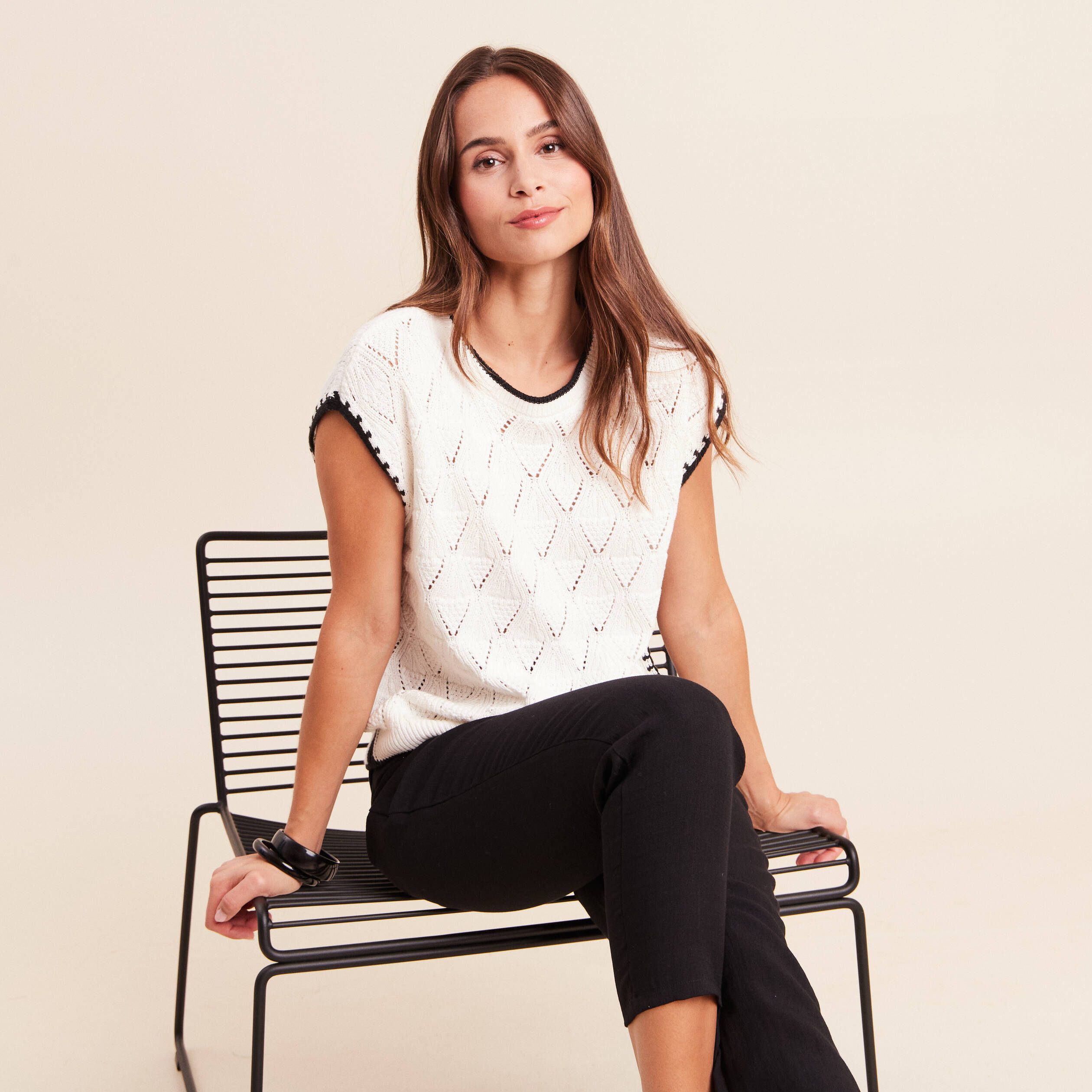 Pull ajour&eacute; sans manches col rond ecru femme