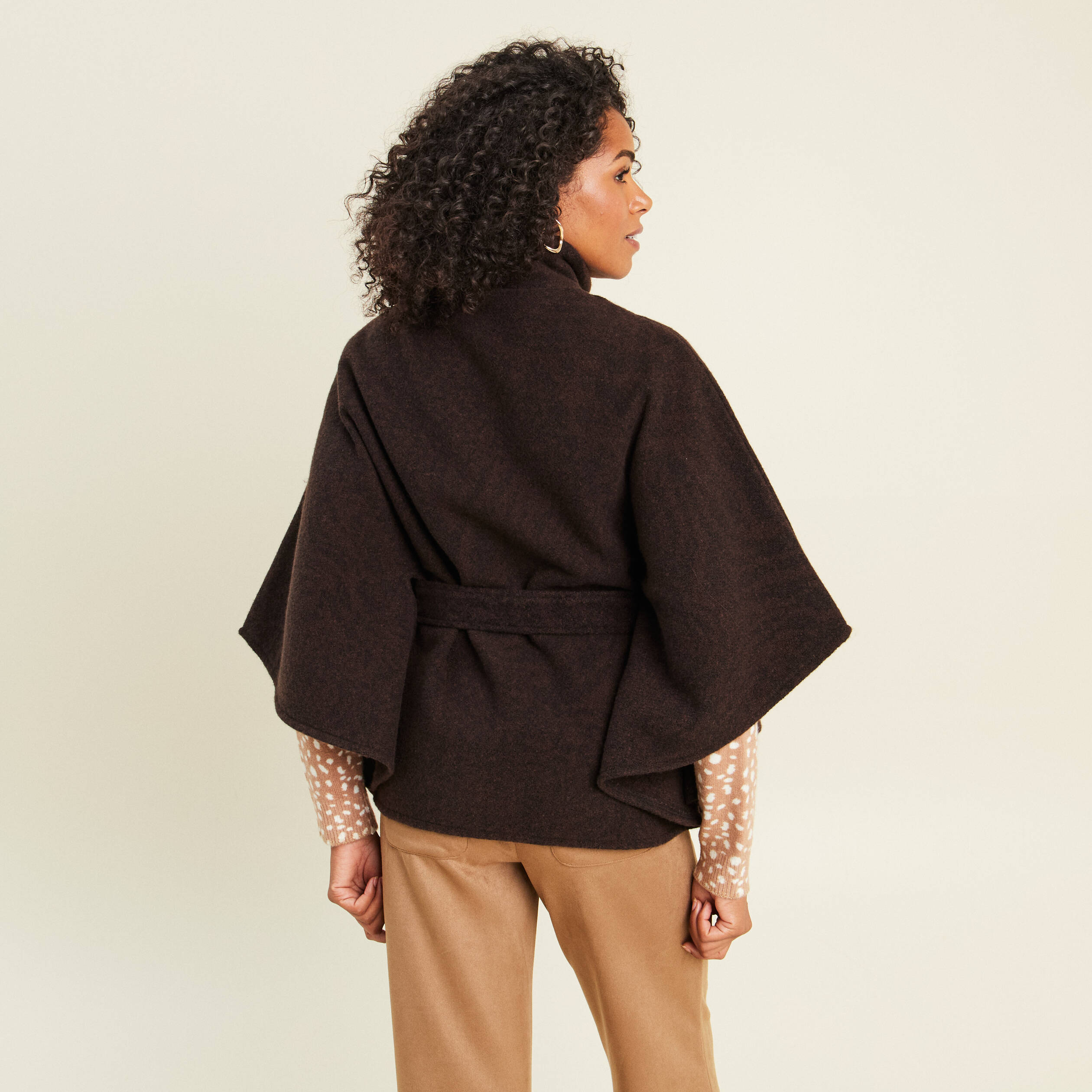 Poncho ceintur&eacute; en polyester recycl&eacute; marron fonc&eacute; femme
