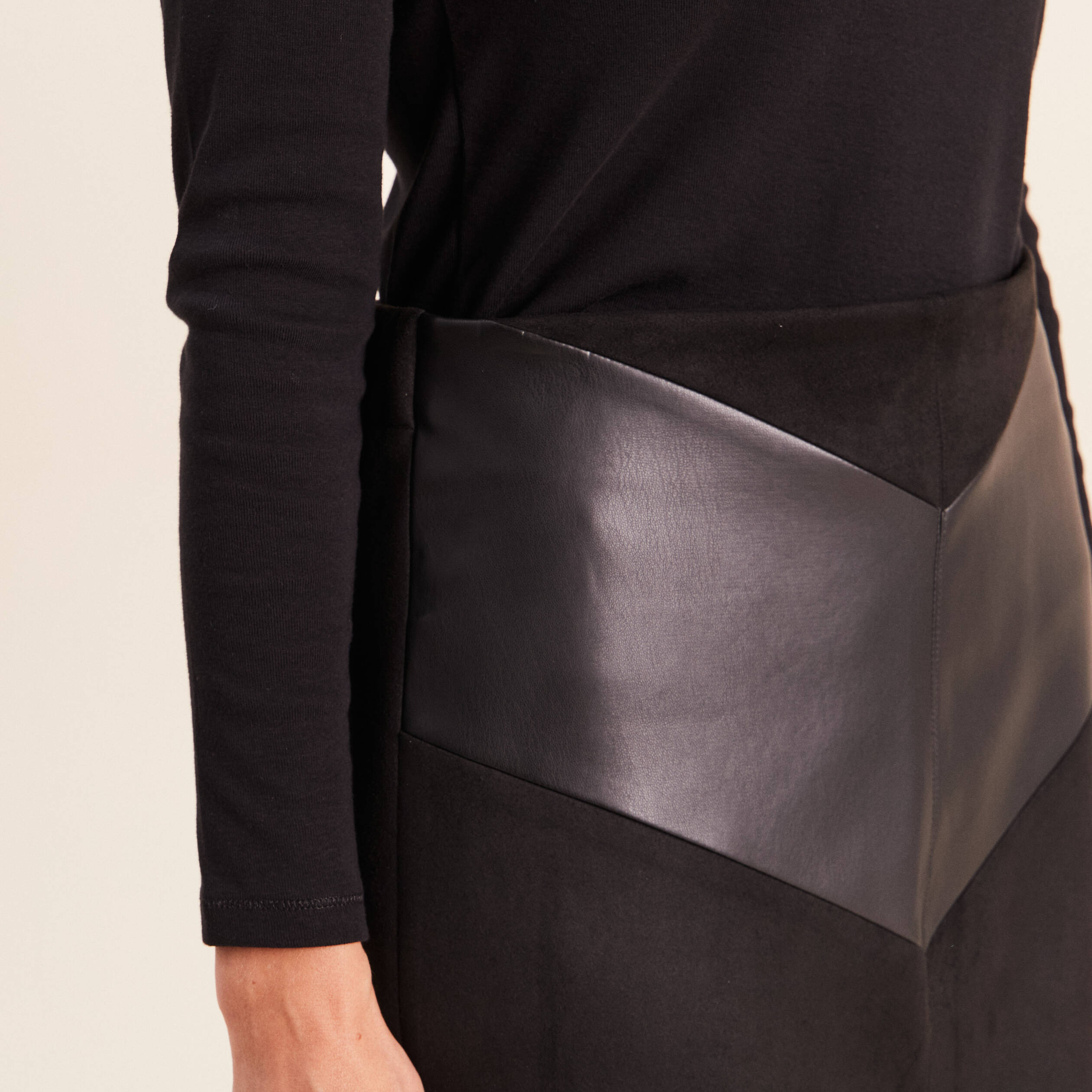 Jupe trap&egrave;ze courte aspect daim doubl&eacute;e noir femme