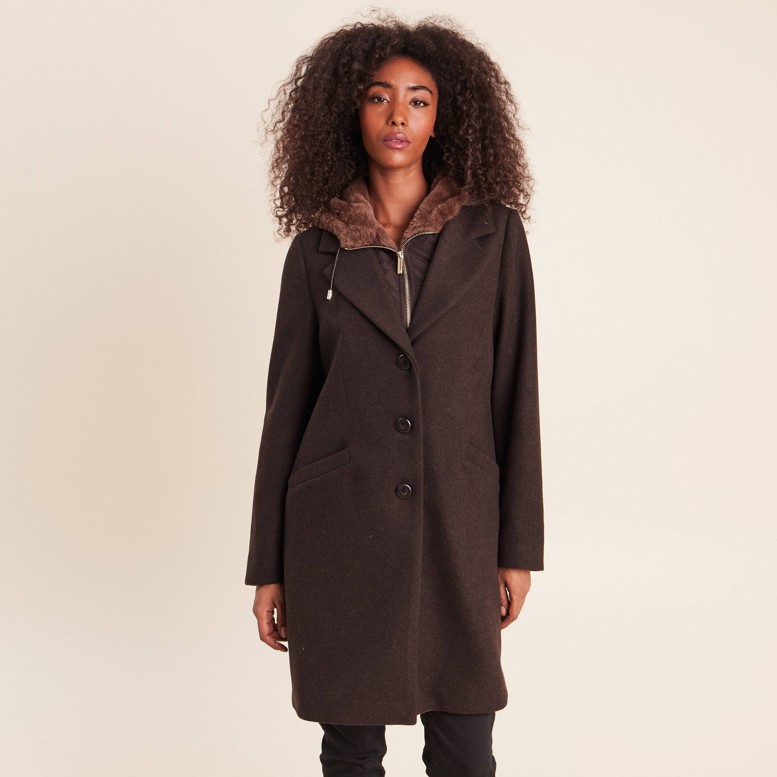 Manteau ajust&eacute; capuche amovible marron fonc&eacute; femme
