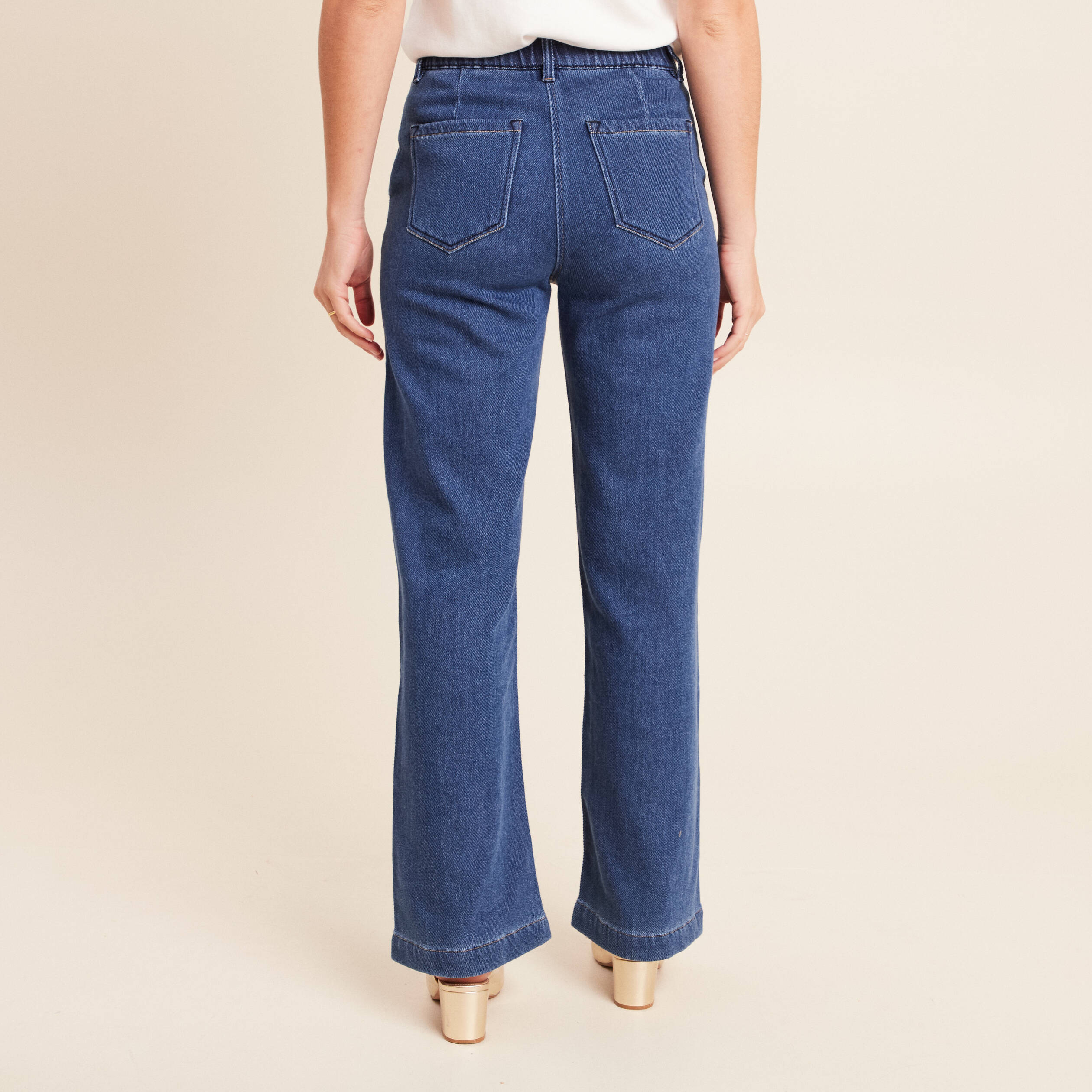 Jeans en denim bleu Barrel à jambe large en délavage léger – La boutique de Nannye