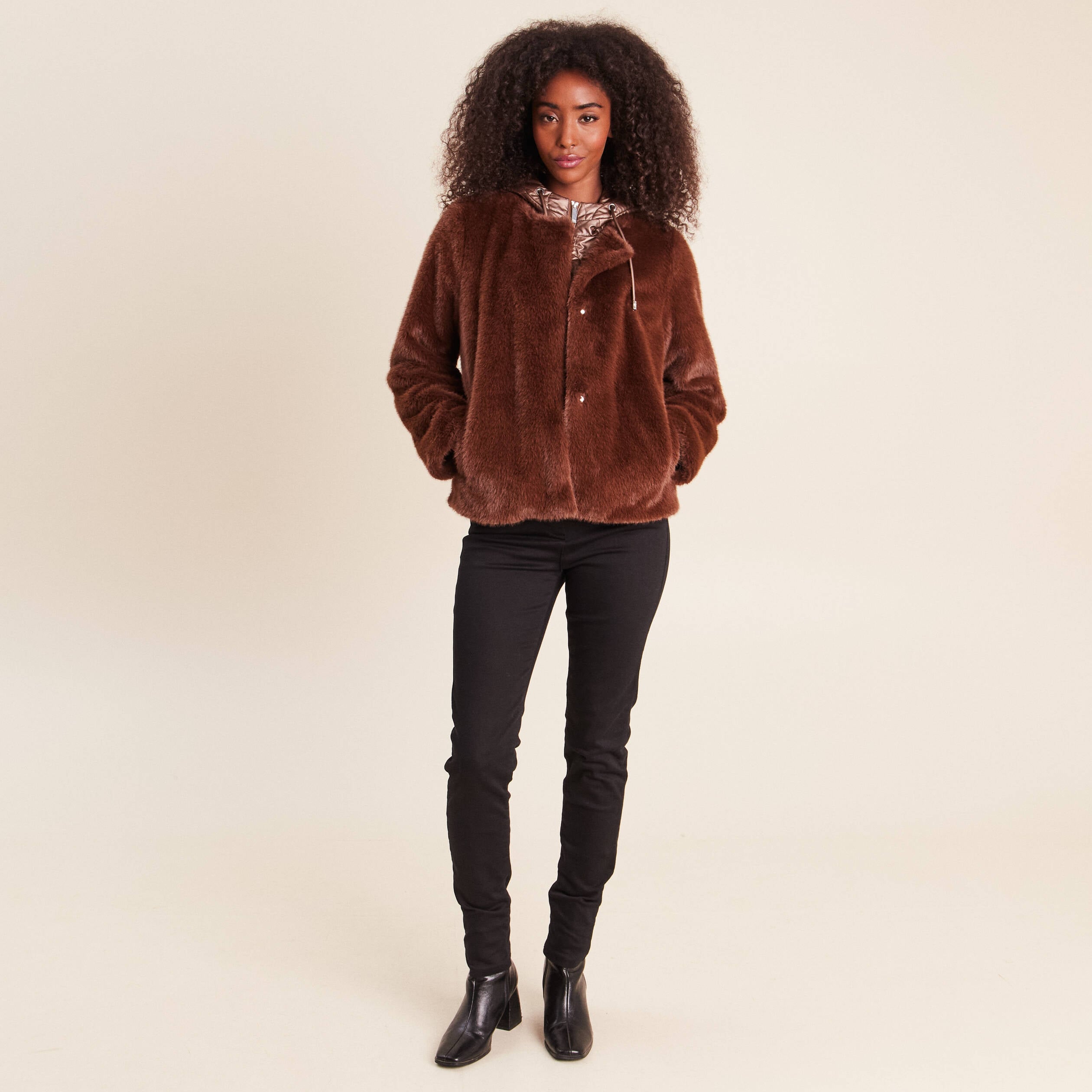Manteau &agrave; capuche fausse fourrure marron fonc&eacute; femme