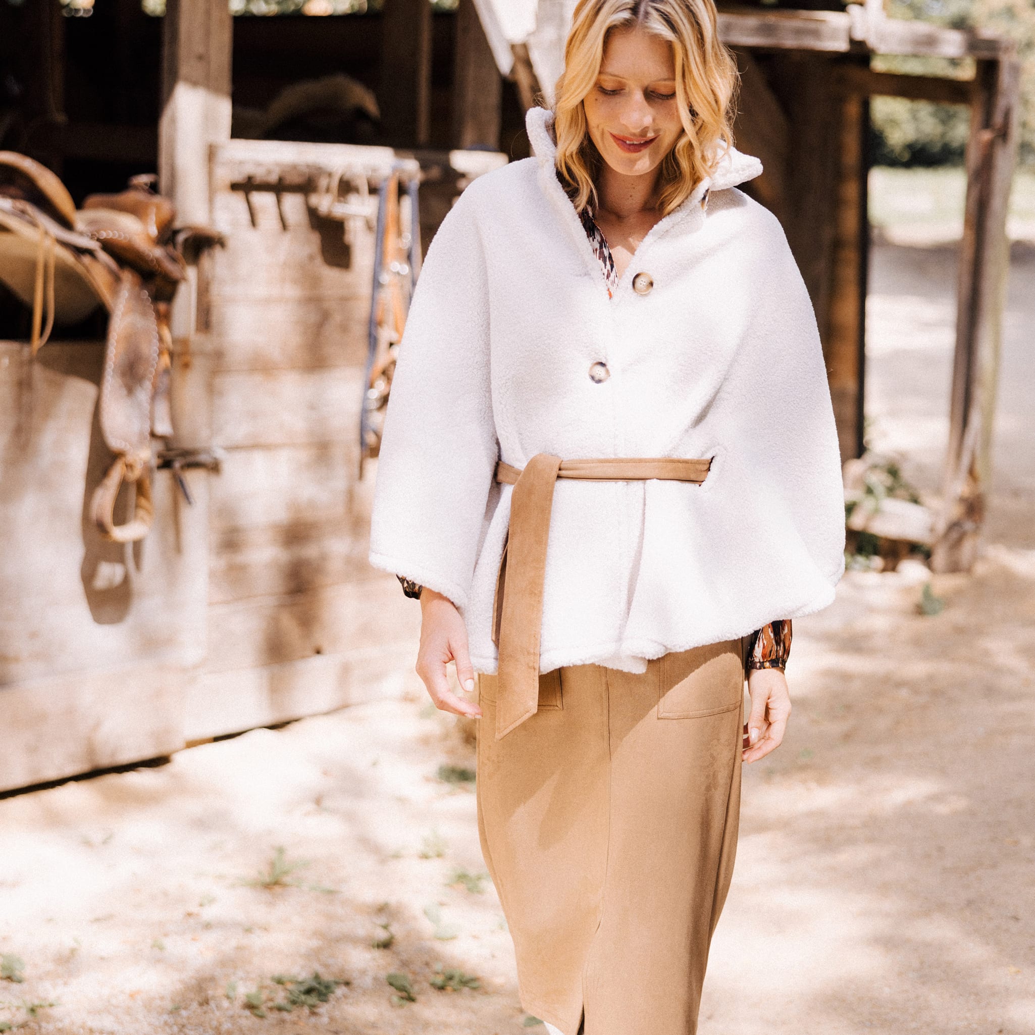 Poncho boutonn&eacute; ceintur&eacute; ecru femme