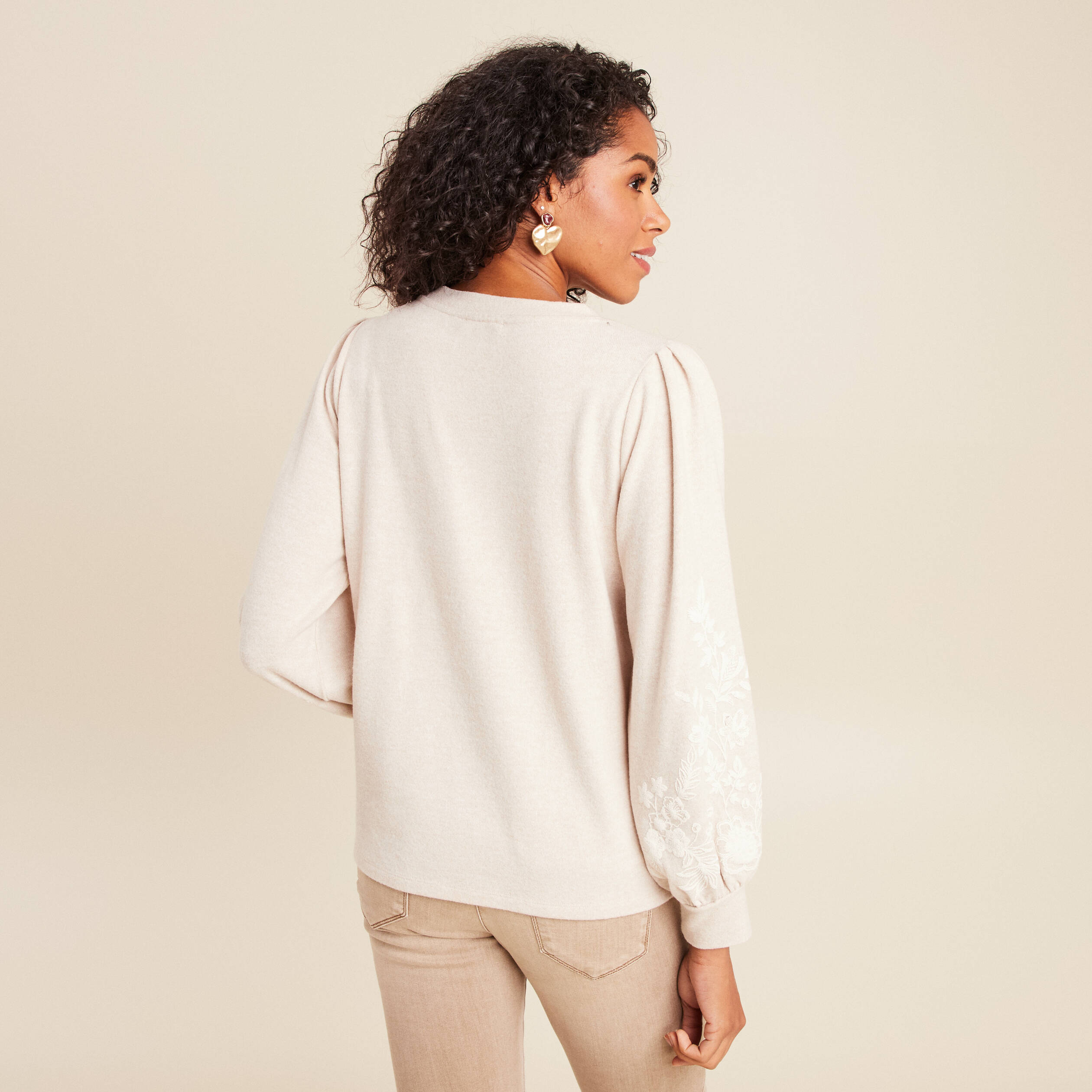 Sweat duveteux col rond manches longues creme femme
