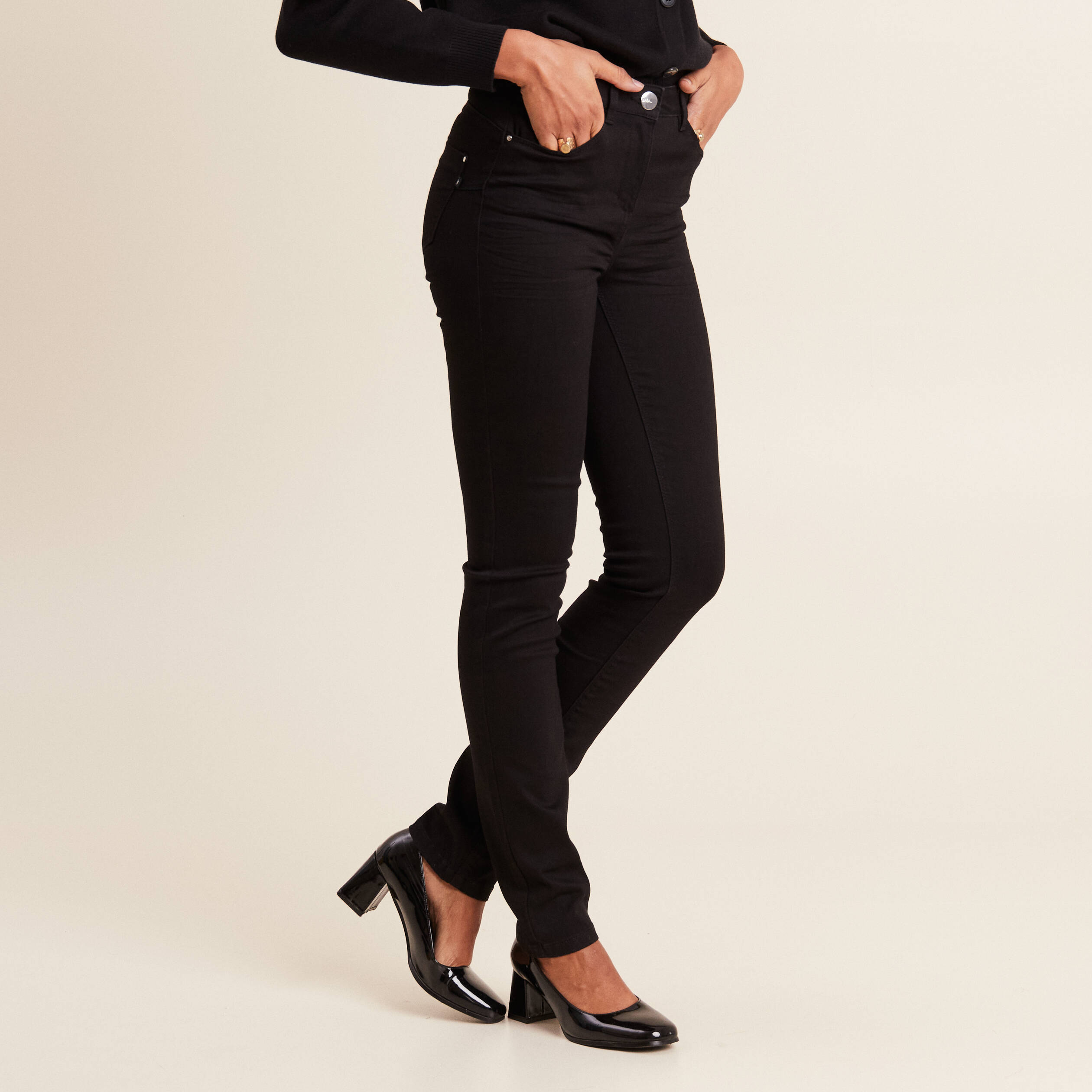 Jean coupe ajust&eacute;e long noir femme