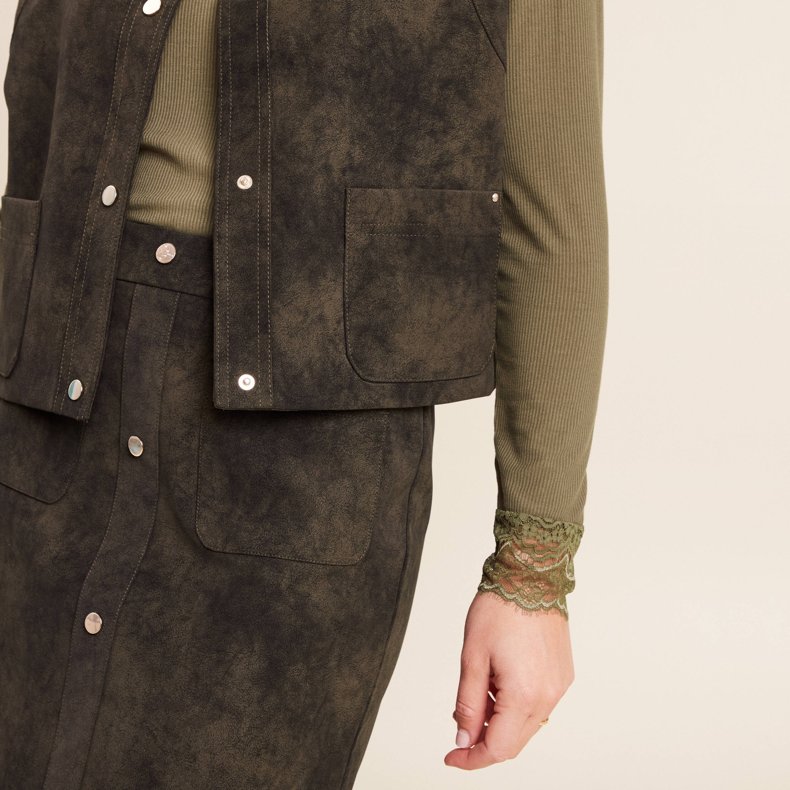Veste sans manches aspect daim doubl&eacute;e vert kaki femme