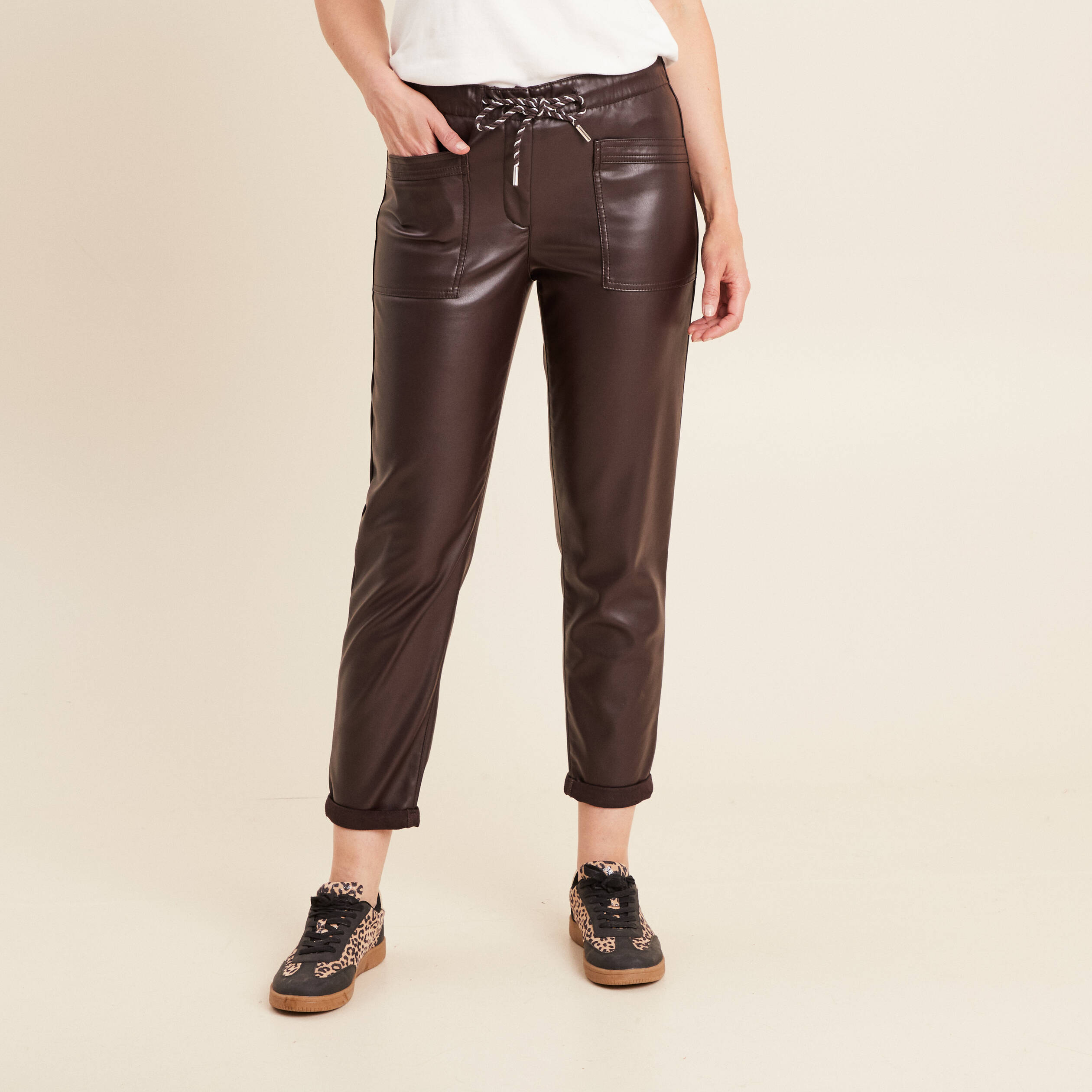 Pantalon coupe mom simili cuir marron fonc&eacute; femme