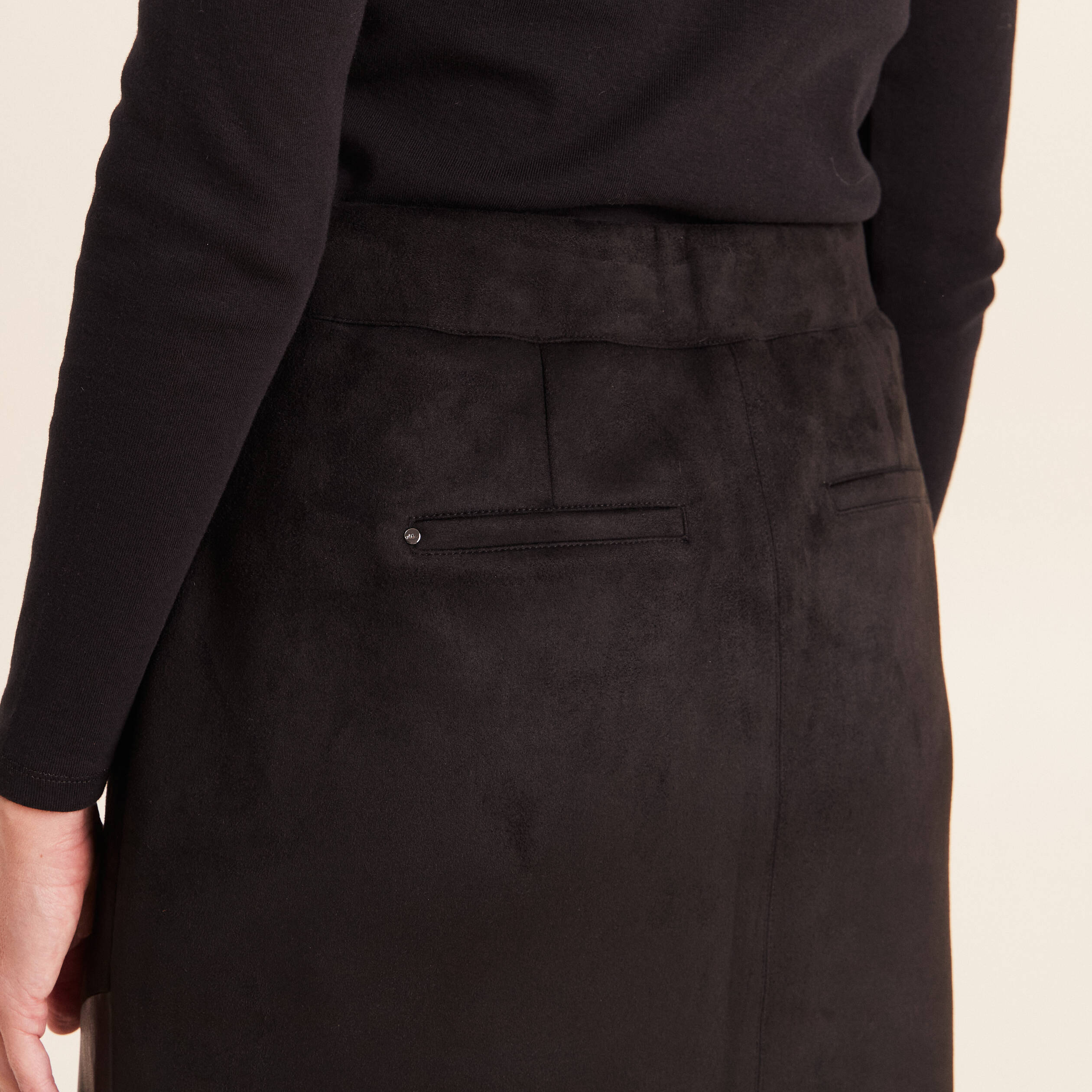 Jupe trap&egrave;ze courte aspect daim doubl&eacute;e noir femme