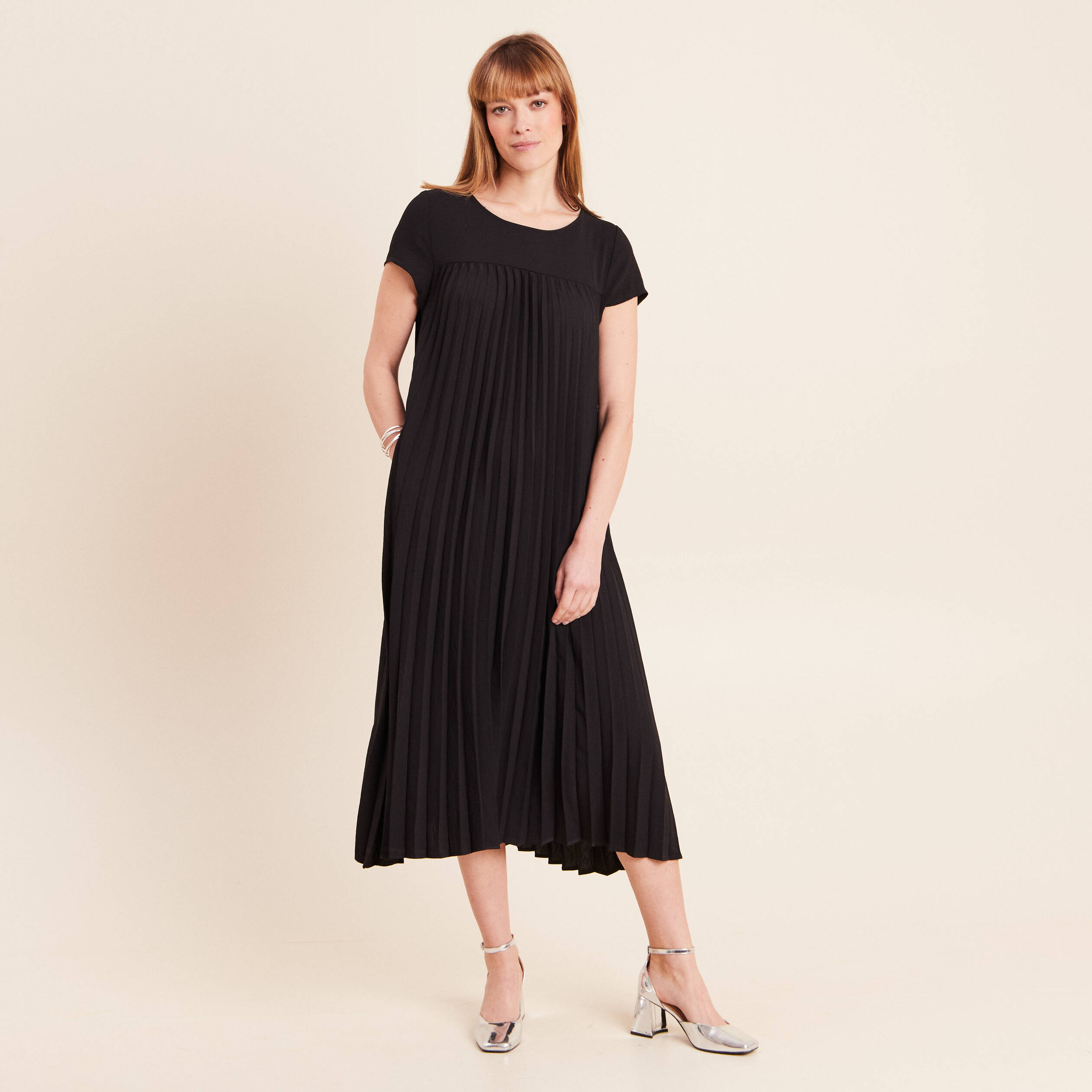 Robe longue &eacute;vas&eacute;e manches courtes noir femme