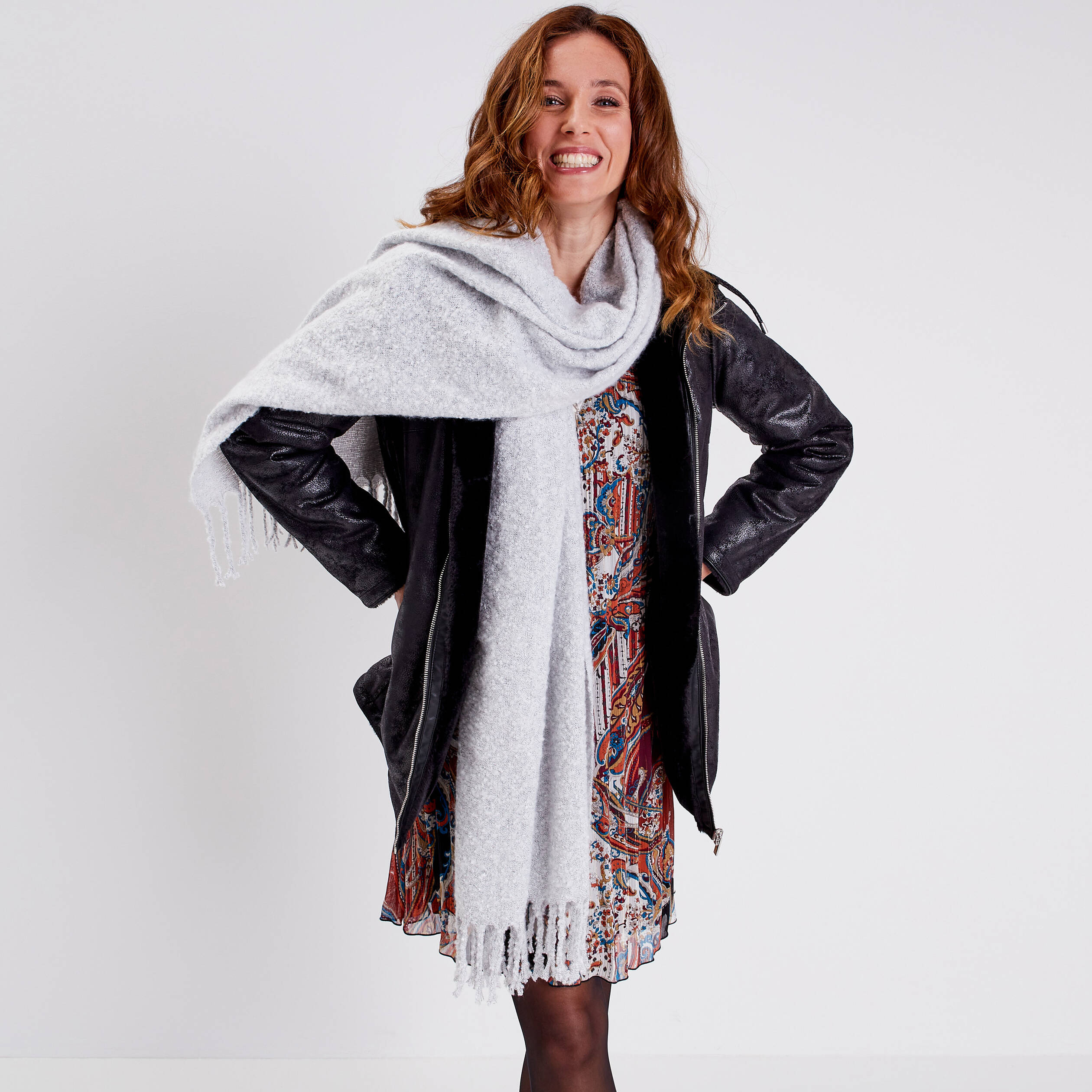 echarpe a franges gris clair femme Écharpe à franges gris clair femme
