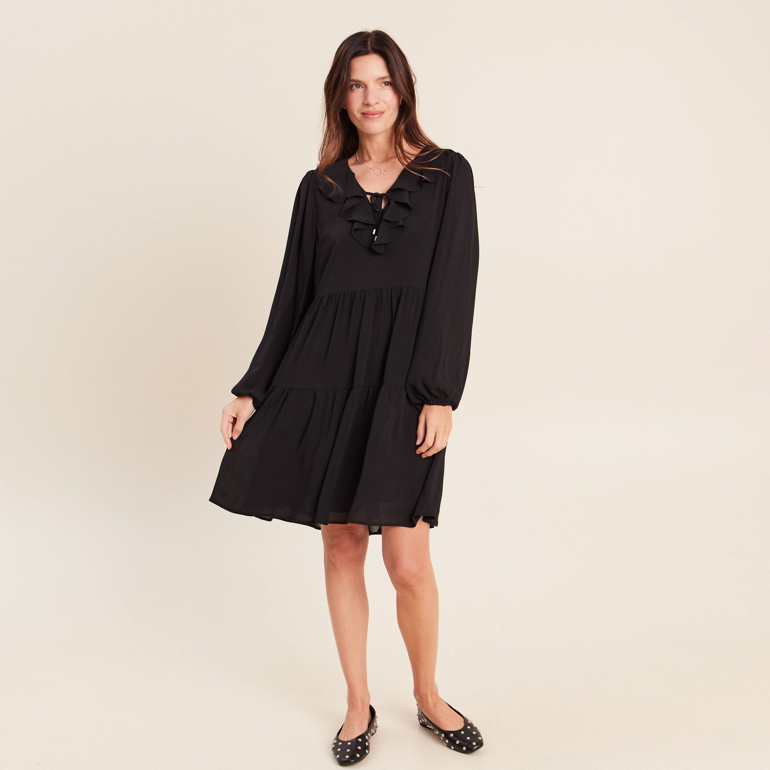 Robe courte &eacute;vas&eacute;e col v manches longues noir femme