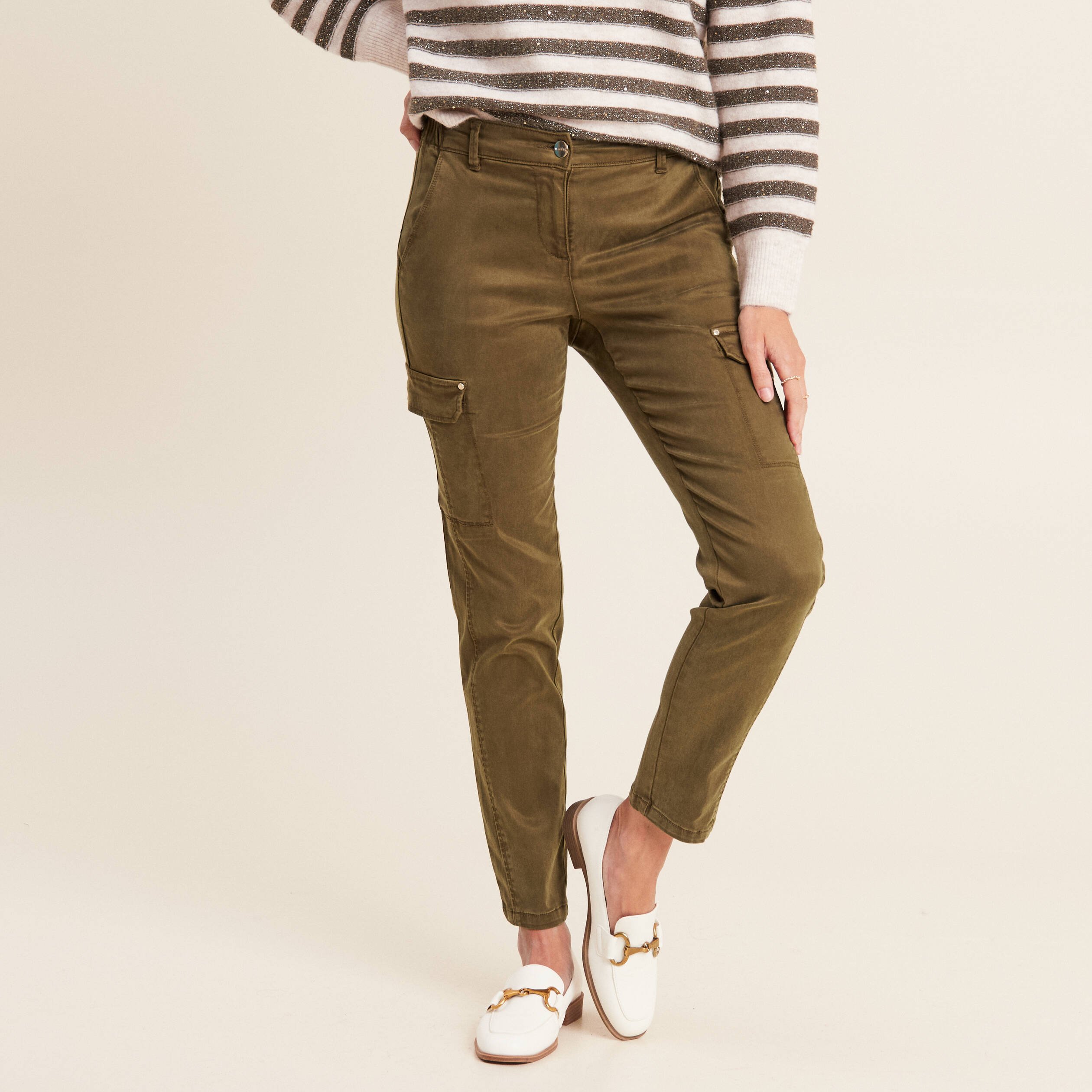 Pantalon ajusté satin 7/8ème vert olive femme