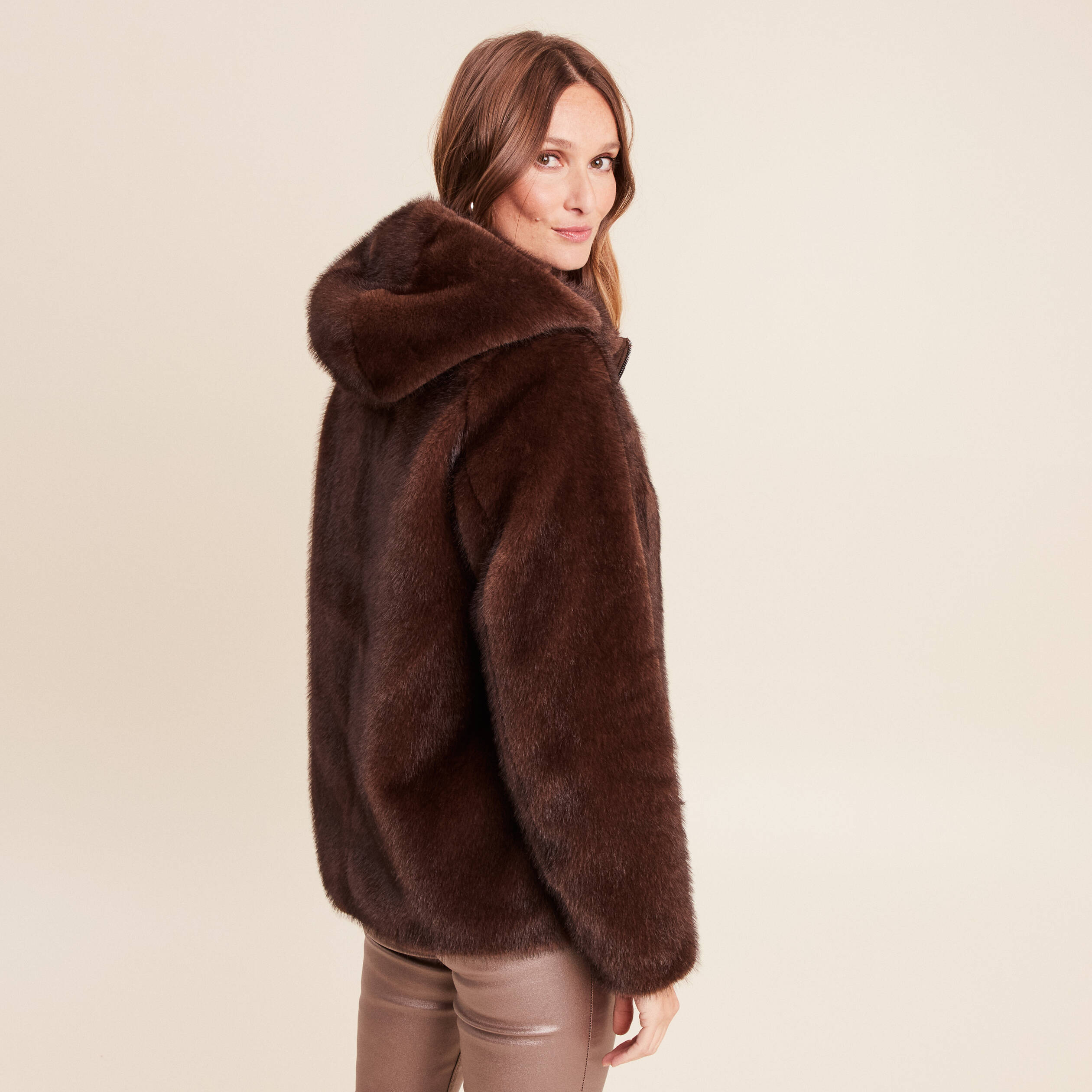 Manteau en fausse fourrure &agrave; capuche marron fonc&eacute; femme