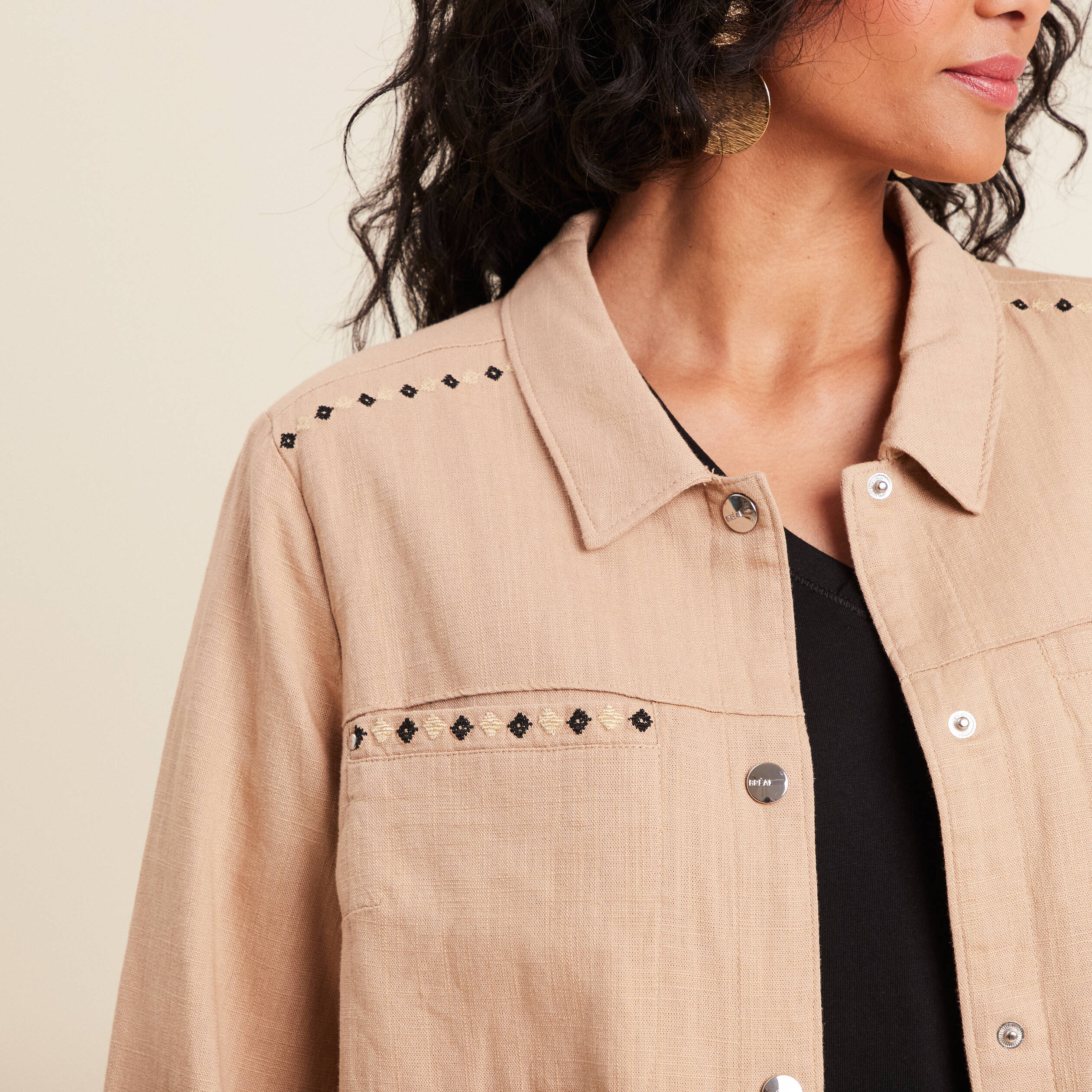 Surchemise boutonnée brodée sable femme
