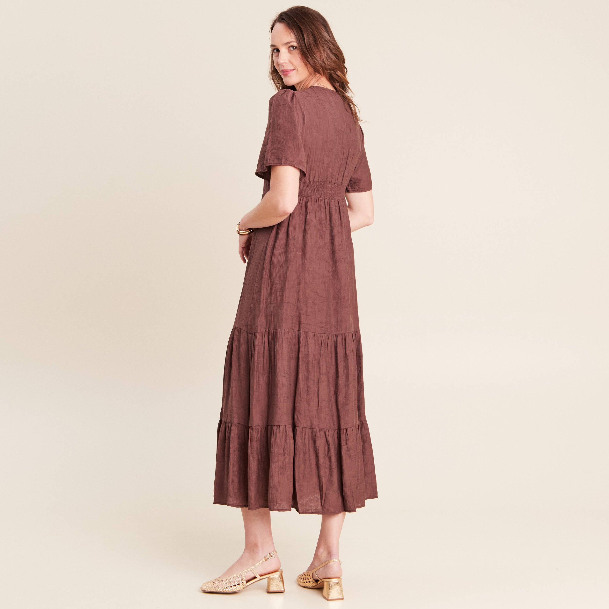 Robe &eacute;vas&eacute;e col v doubl&eacute;e marron fonc&eacute; femme