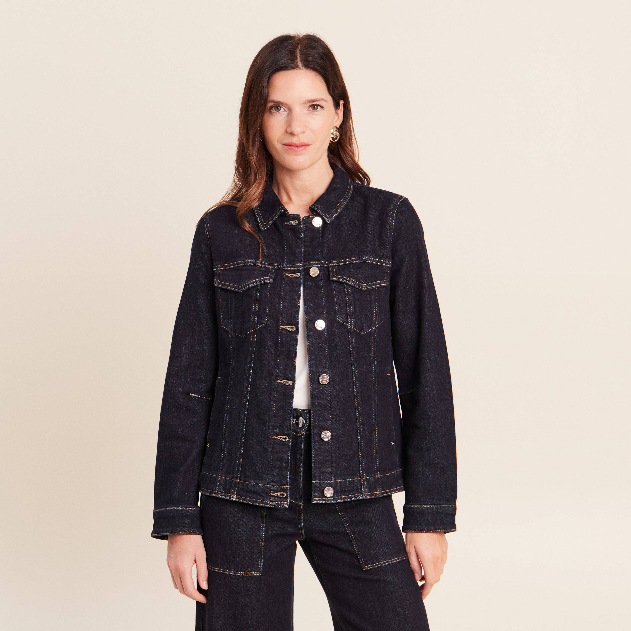 Veste cintr&eacute;e courte en jean denim brut femme
