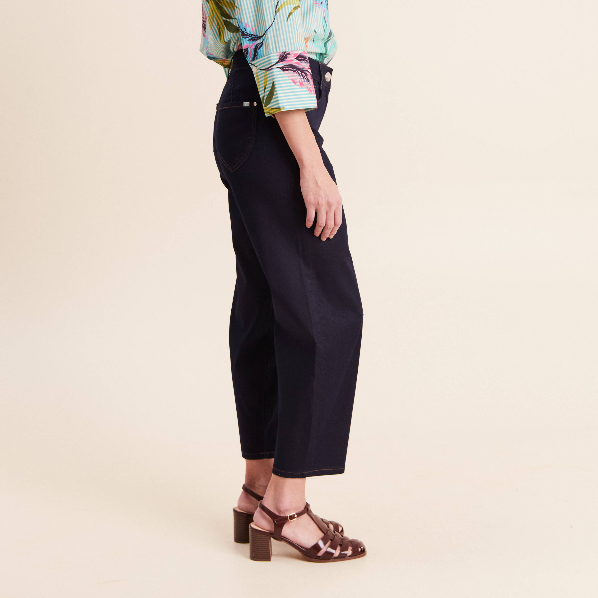 Pantalon magique Le L&eacute;ger coupe barrel denim brut femme