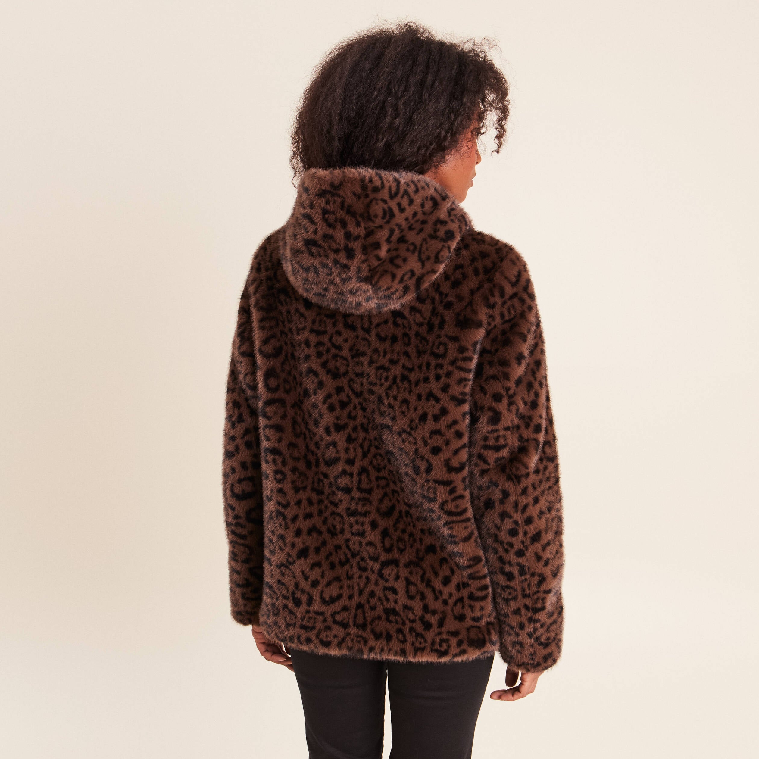 Manteau en fausse fourrure &agrave; capuche marron femme