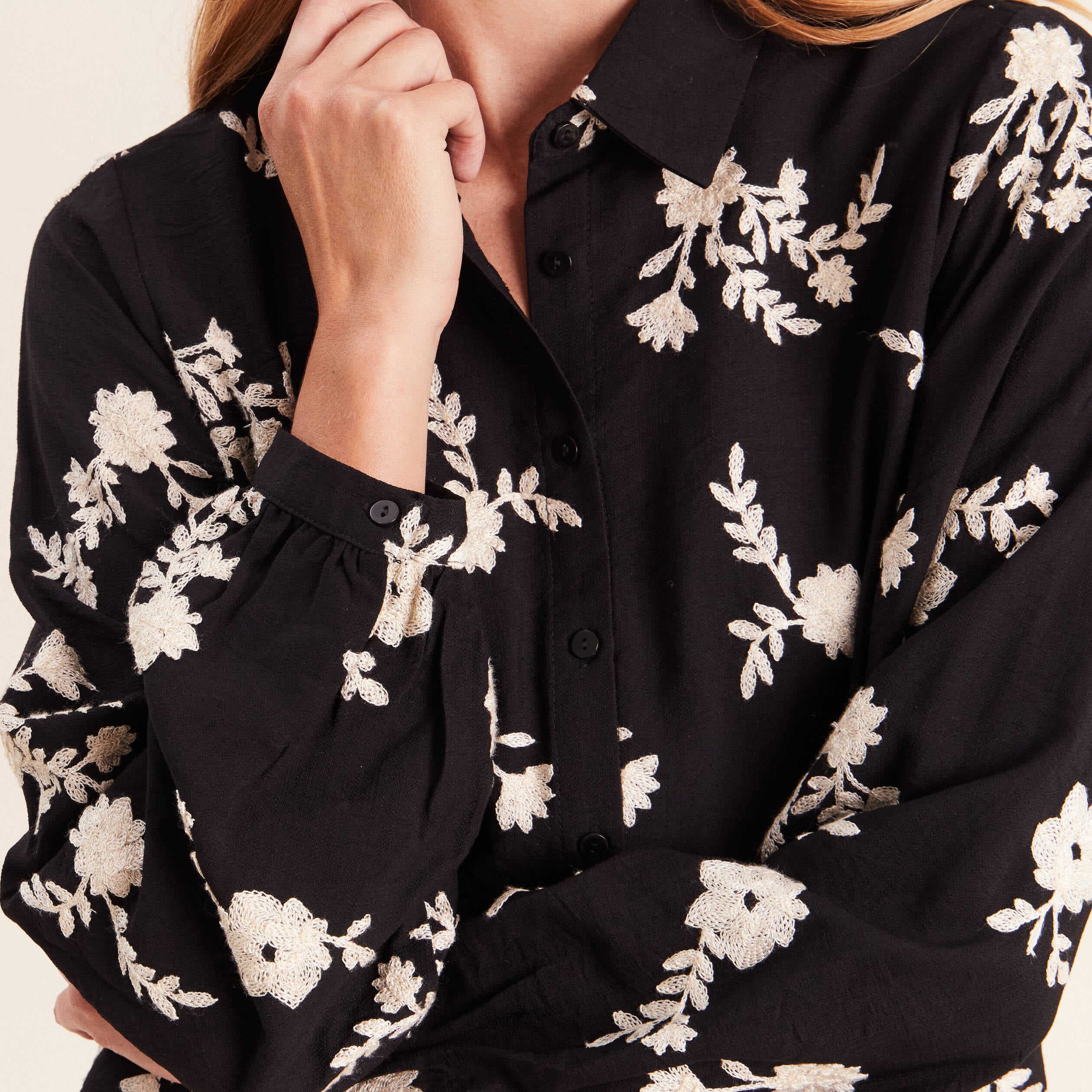 Chemise fluide brod&eacute;e manches longues noir femme